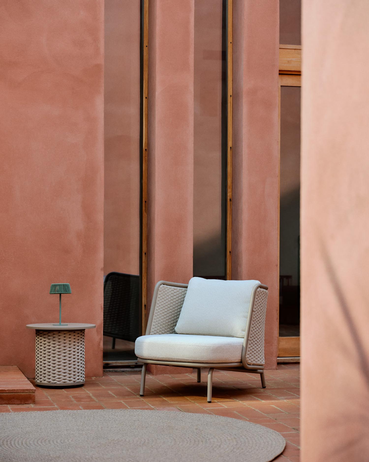 Eleganter Outdoor-Sessel aus Aluminium und Seil, bietet Komfort und Stil für jeden Aussenbereich.