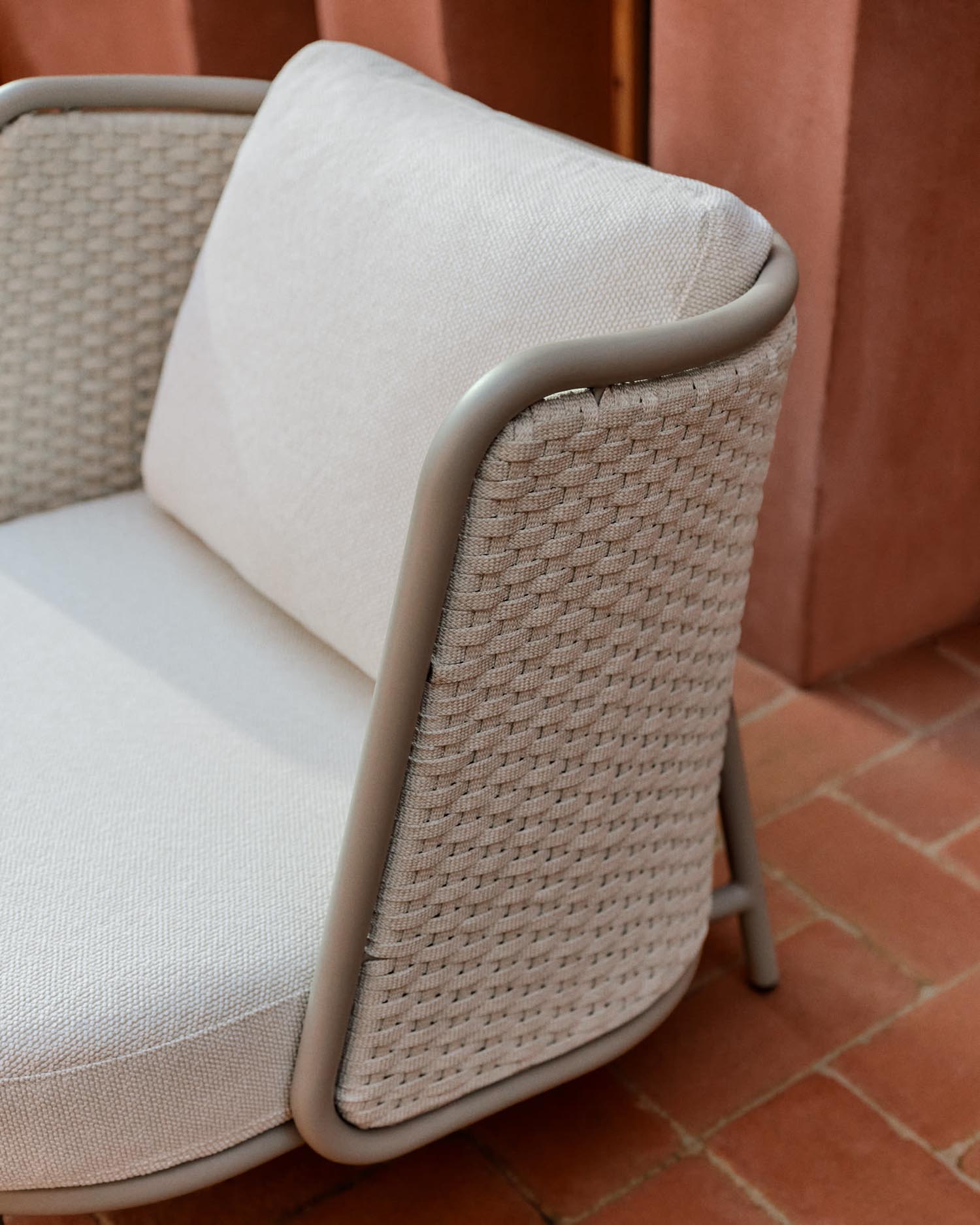 Der Sedalis Outdoor-Sessel vereint modernes Design mit langlebigen Materialien, ideal für entspannte Stunden im Freien.