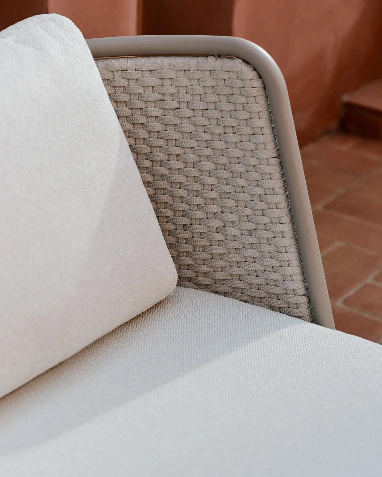 Eleganter Outdoor-Sessel aus Aluminium mit taupefarbenem Seil, perfekt für moderne Terrassen und stilvolle Außenbereiche.