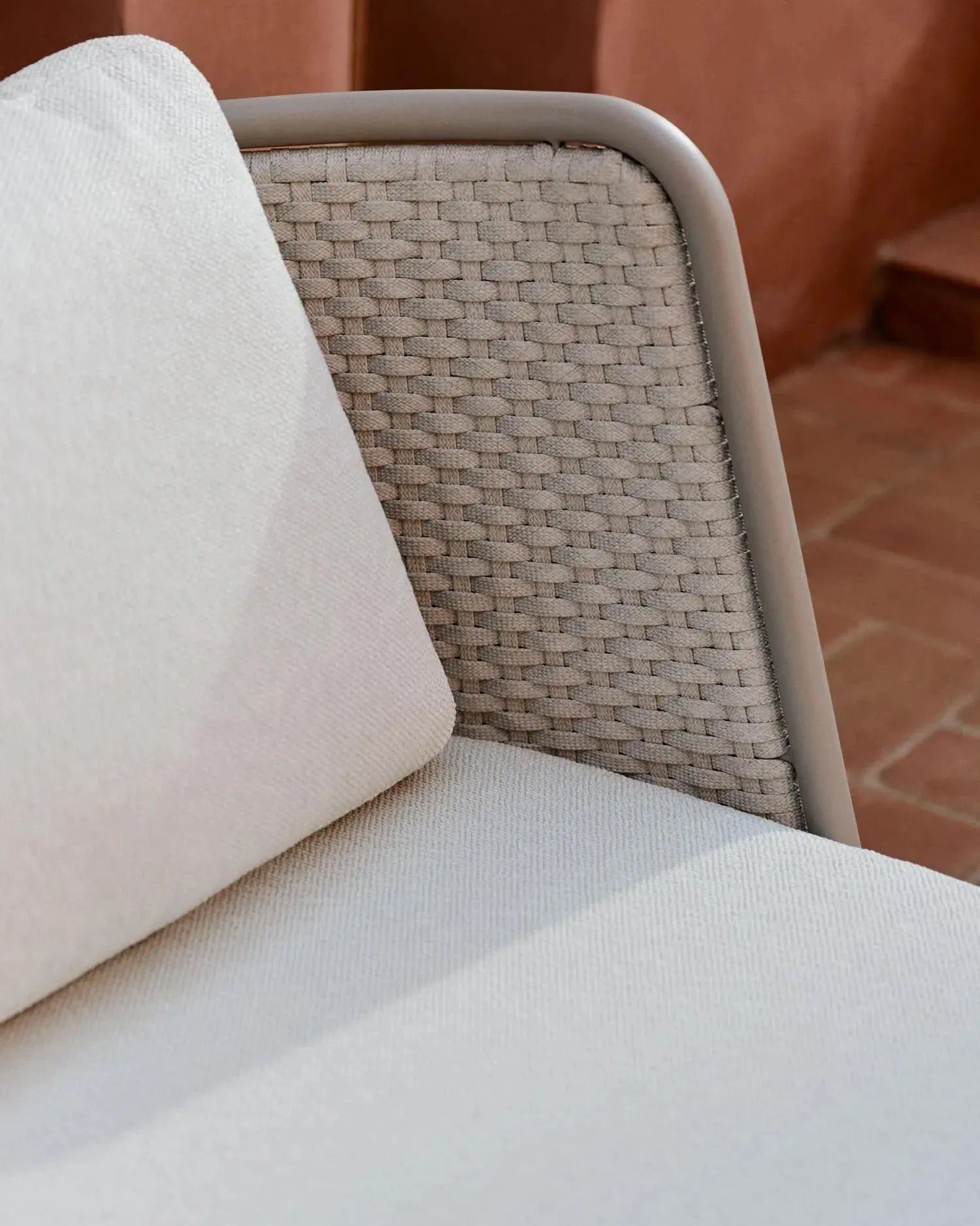 Eleganter Outdoor-Sessel aus Aluminium und Seil, bietet Komfort und Stil für jeden Außenbereich.