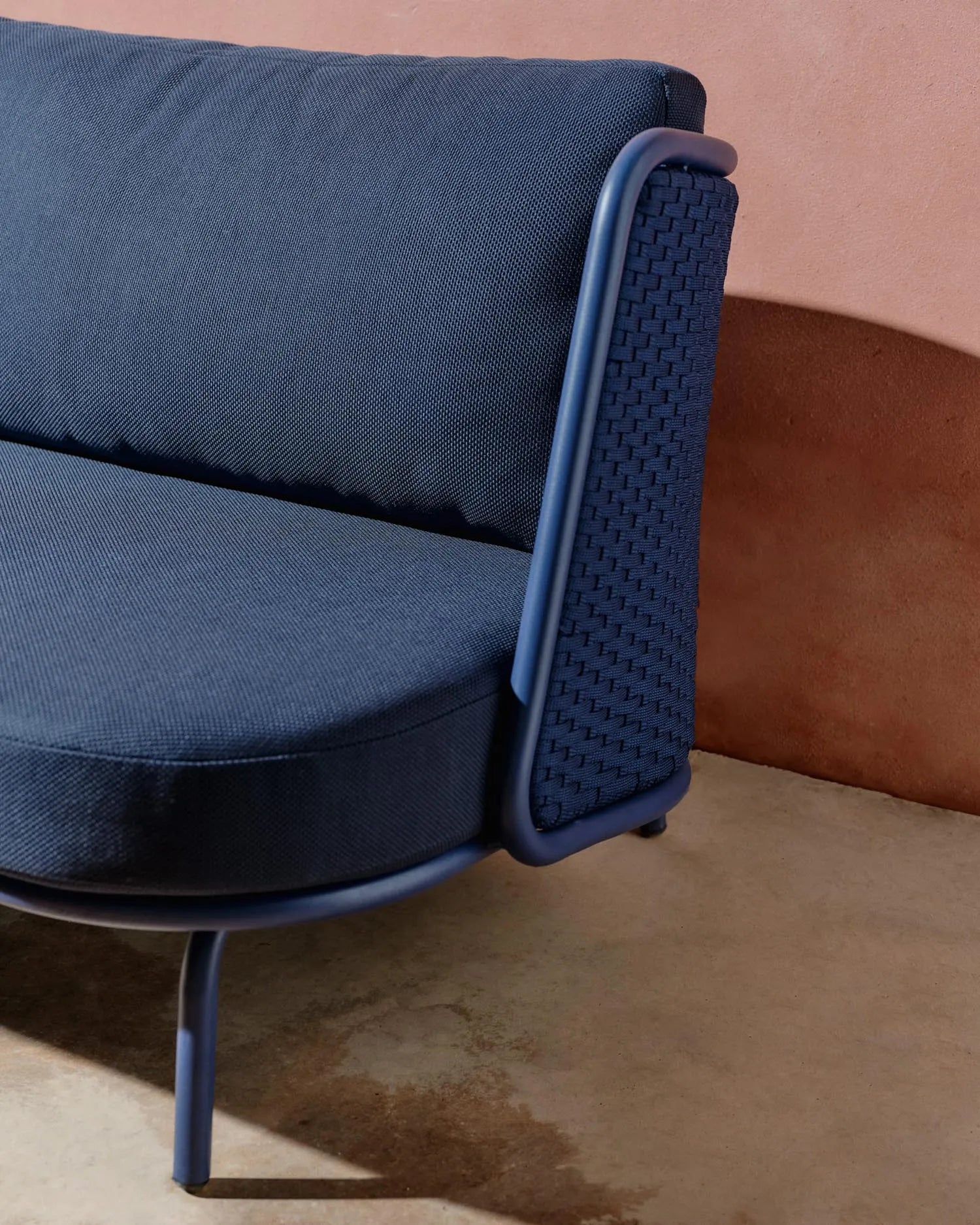 Stilvolles 3-Sitzer Outdoor-Sofa aus Aluminium mit blauem Seil, 210 cm, perfekt für zeitgemäße Außenbereiche.
