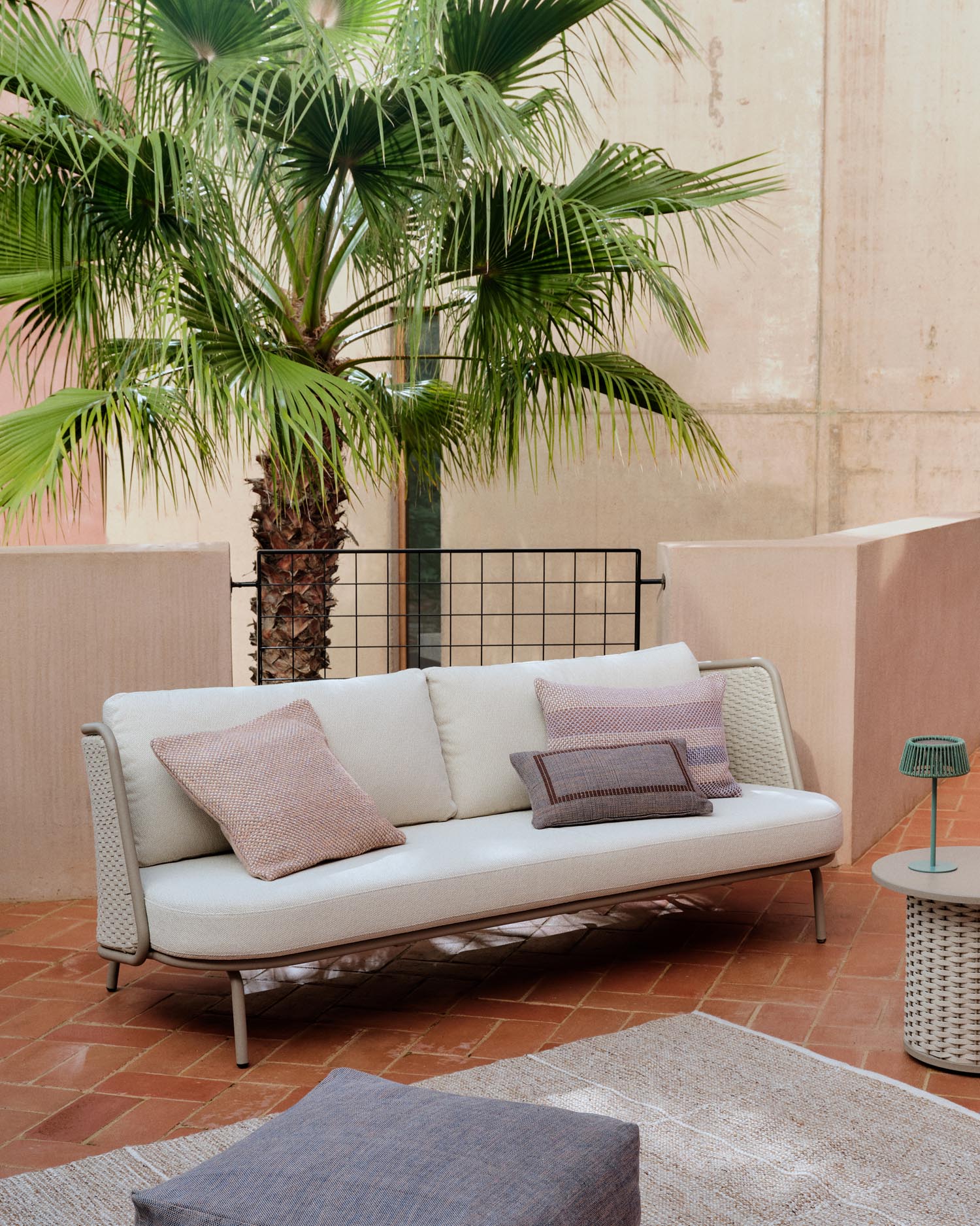 Outdoor-3-Sitzer-Sofa Sedalis aus Aluminium und taupefarbenem Seil 210 cm in Taupe präsentiert im Onlineshop von KAQTU Design AG. Lounge Sofa ist von Kave Home