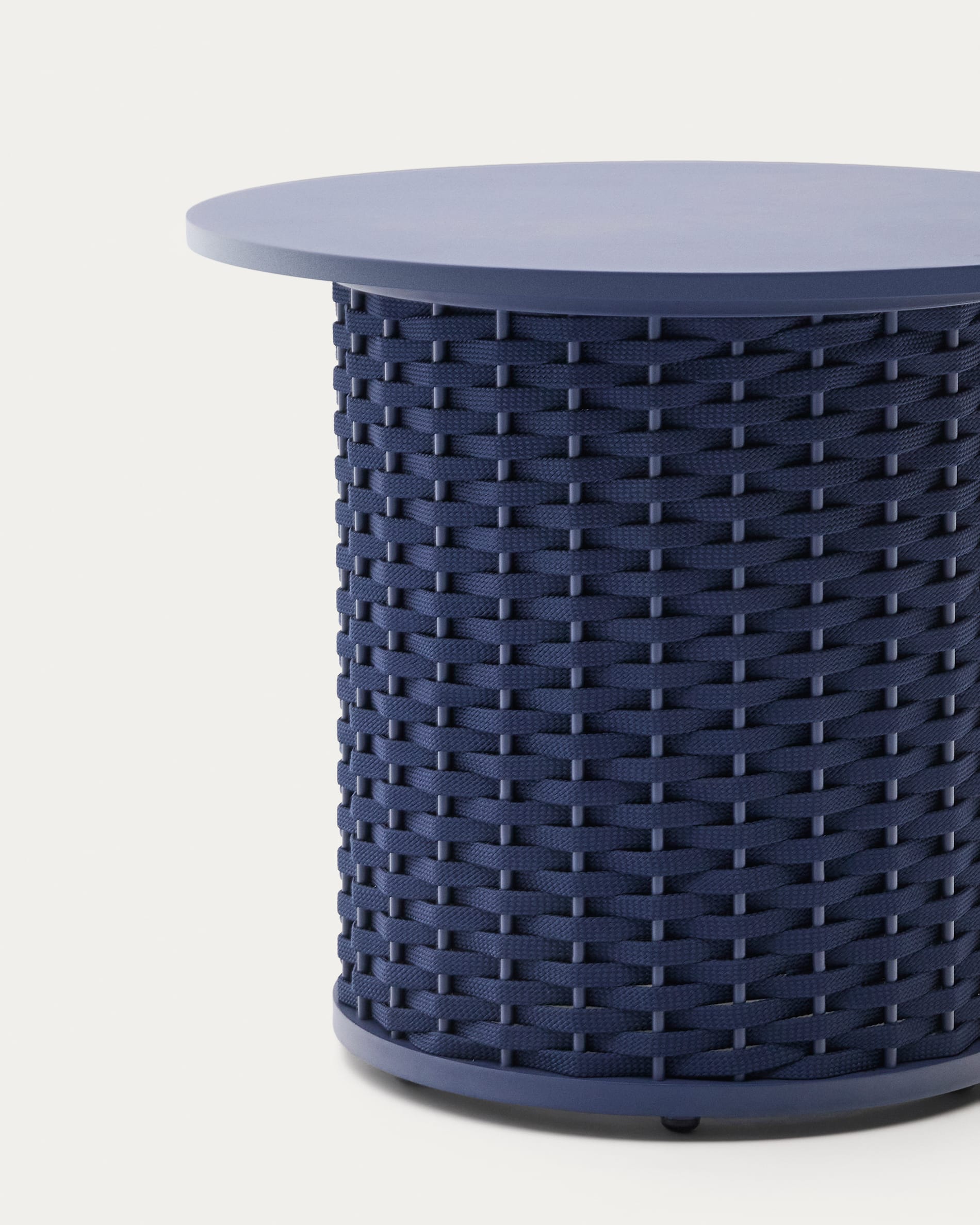 Eleganter Outdoor-Tisch aus Aluminium mit blauem Seil, Ø50 cm, perfekt für moderne Terrassen und Gärten von Kave Home.