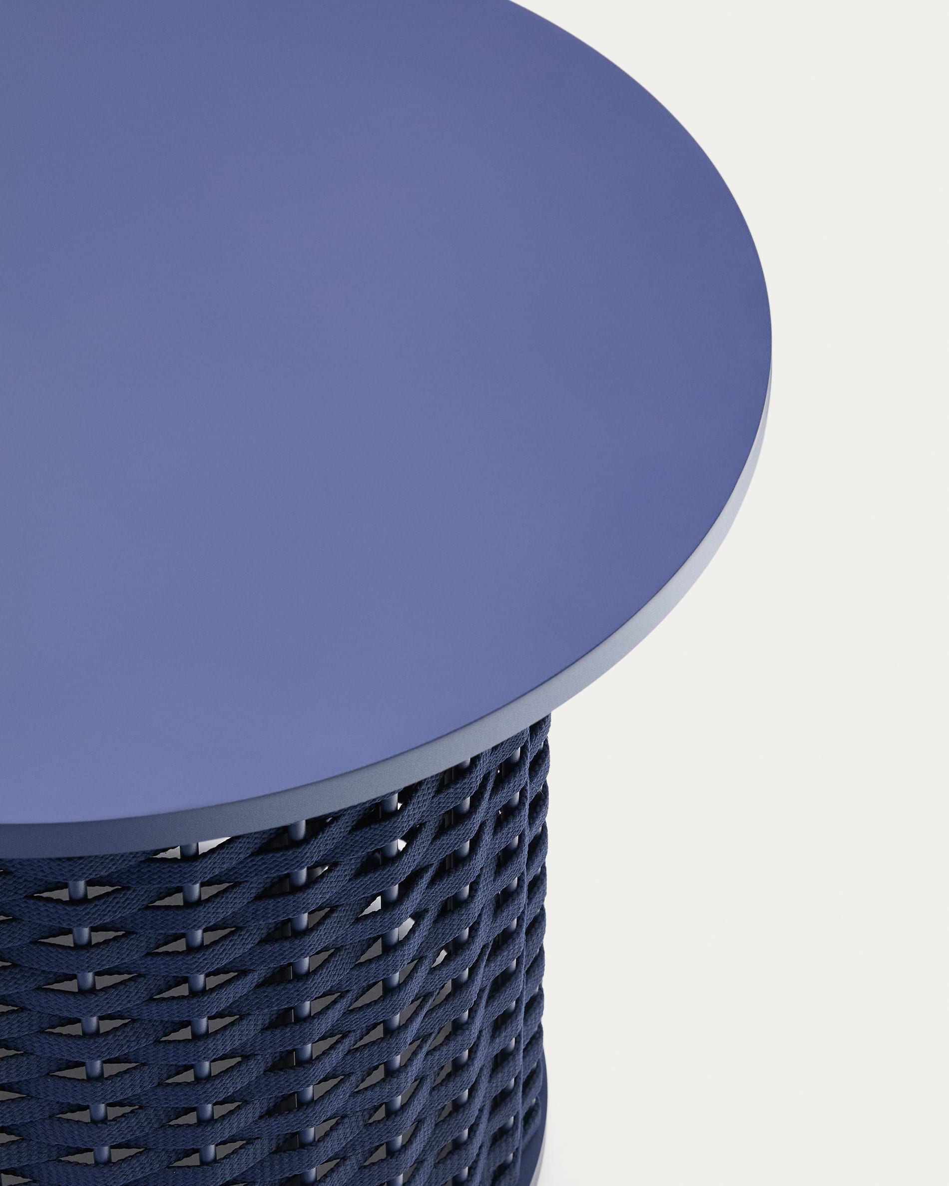 Moderner Outdoor-Beistelltisch aus Aluminium mit blauem Seil, Ø50 cm, ideal für stilvolle Terrassen und Gärten von Kave Home.