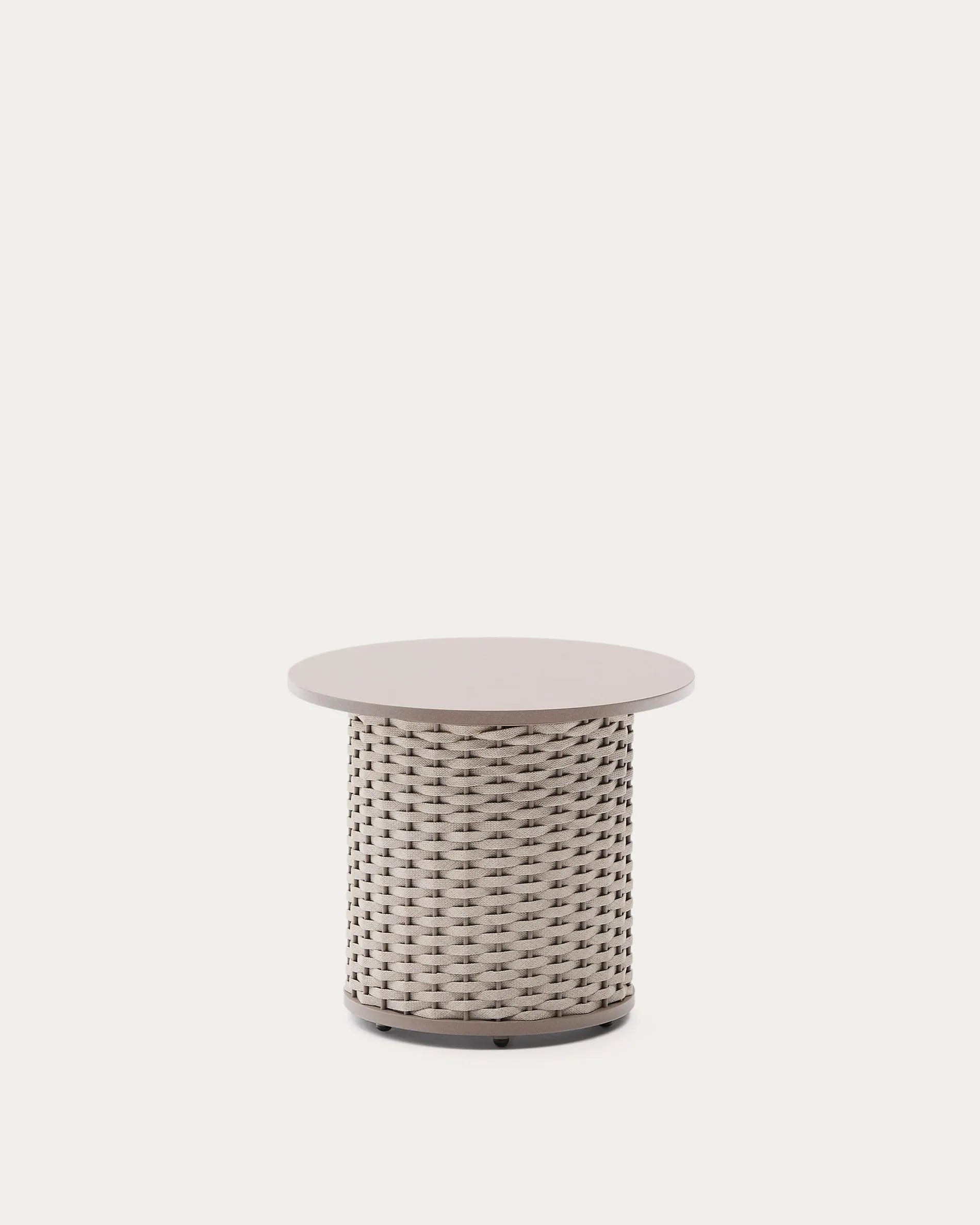Der Sedalis Outdoor-Beistelltisch aus Aluminium und taupefarbenem Seil ist robust, witterungsbeständig und stilvoll für Terrasse oder Garten.