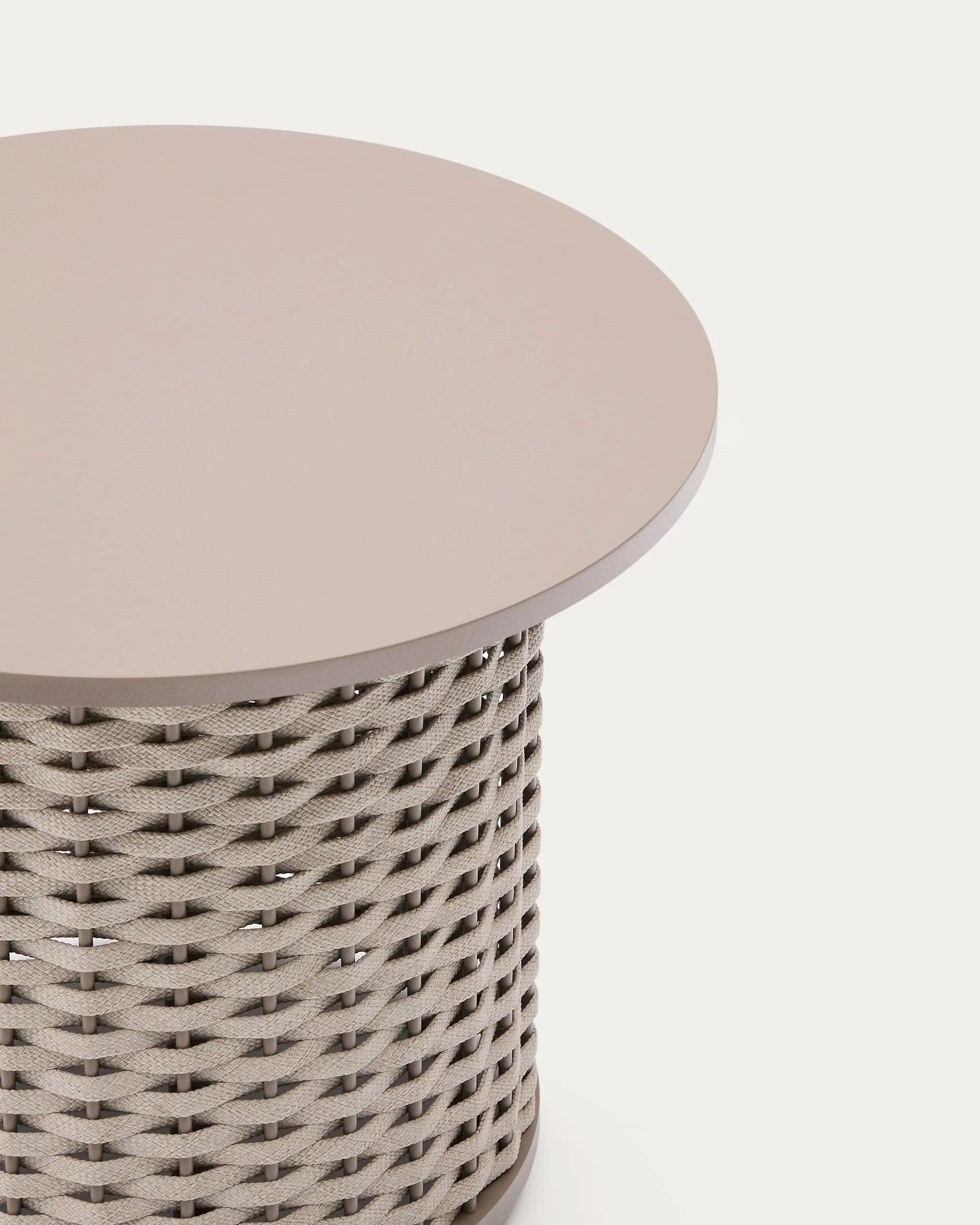Moderner Outdoor-Tisch aus Aluminium mit taupefarbenem Seil, Ø50 cm, ideal für stilvolle Terrassen und Gärten.