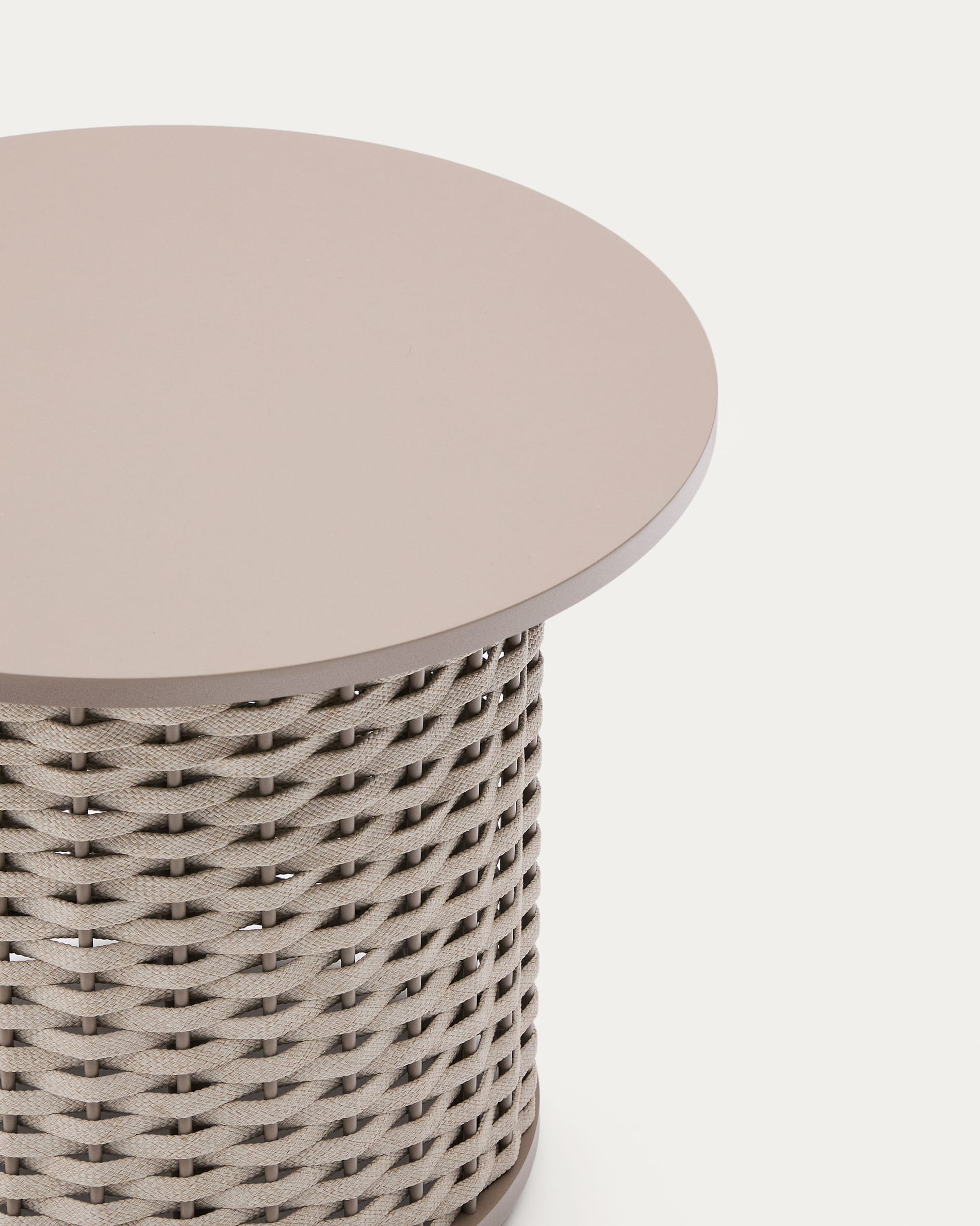Eleganter Beistelltisch Sedalis aus wetterfestem Aluminium und taupefarbenem Seil, Ø50 cm – perfekt für Balkon und Garten.