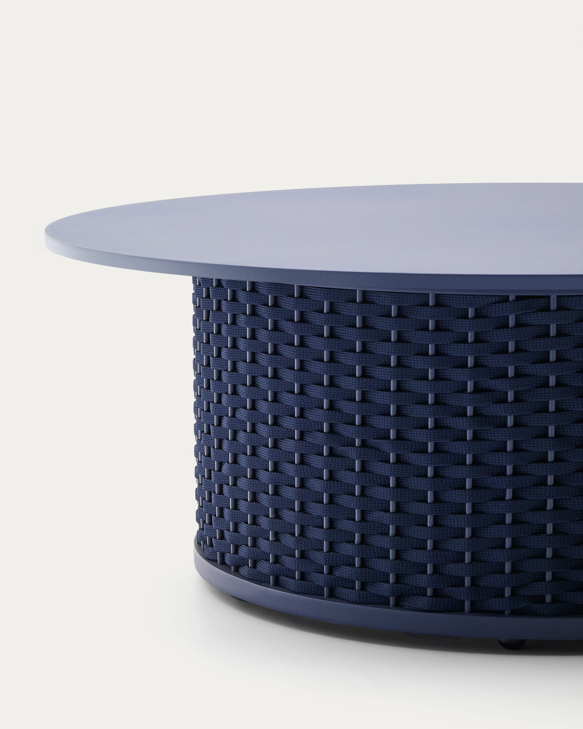 Eleganter Outdoor-Couchtisch Sedalis, Ø99 cm, gefertigt aus Aluminium und blauem Seil, perfekt für moderne Terrassen.