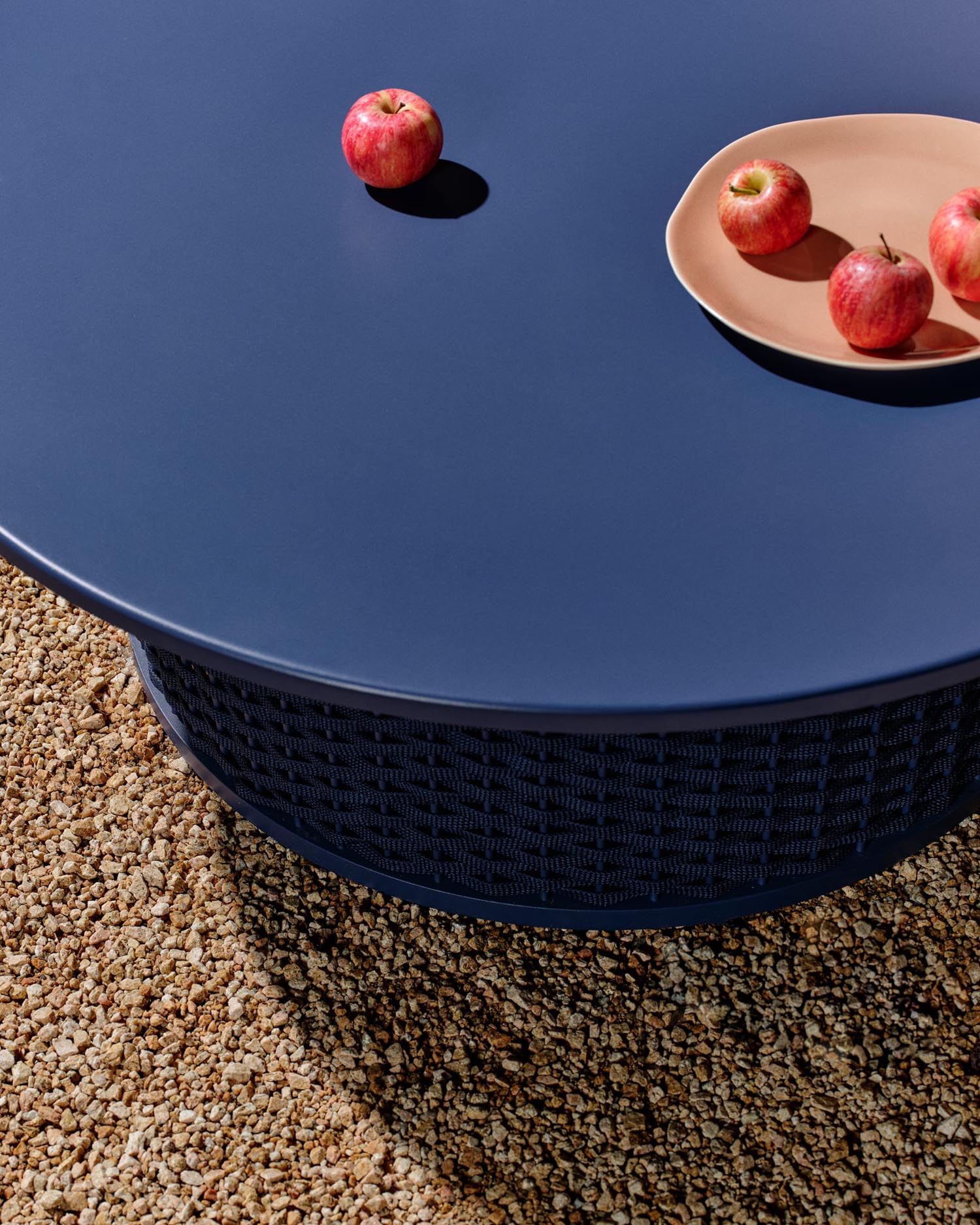 Der Sedalis Outdoor-Couchtisch aus Aluminium und blauem Seil bietet elegantes Design und Robustheit für Ihren Außenbereich.