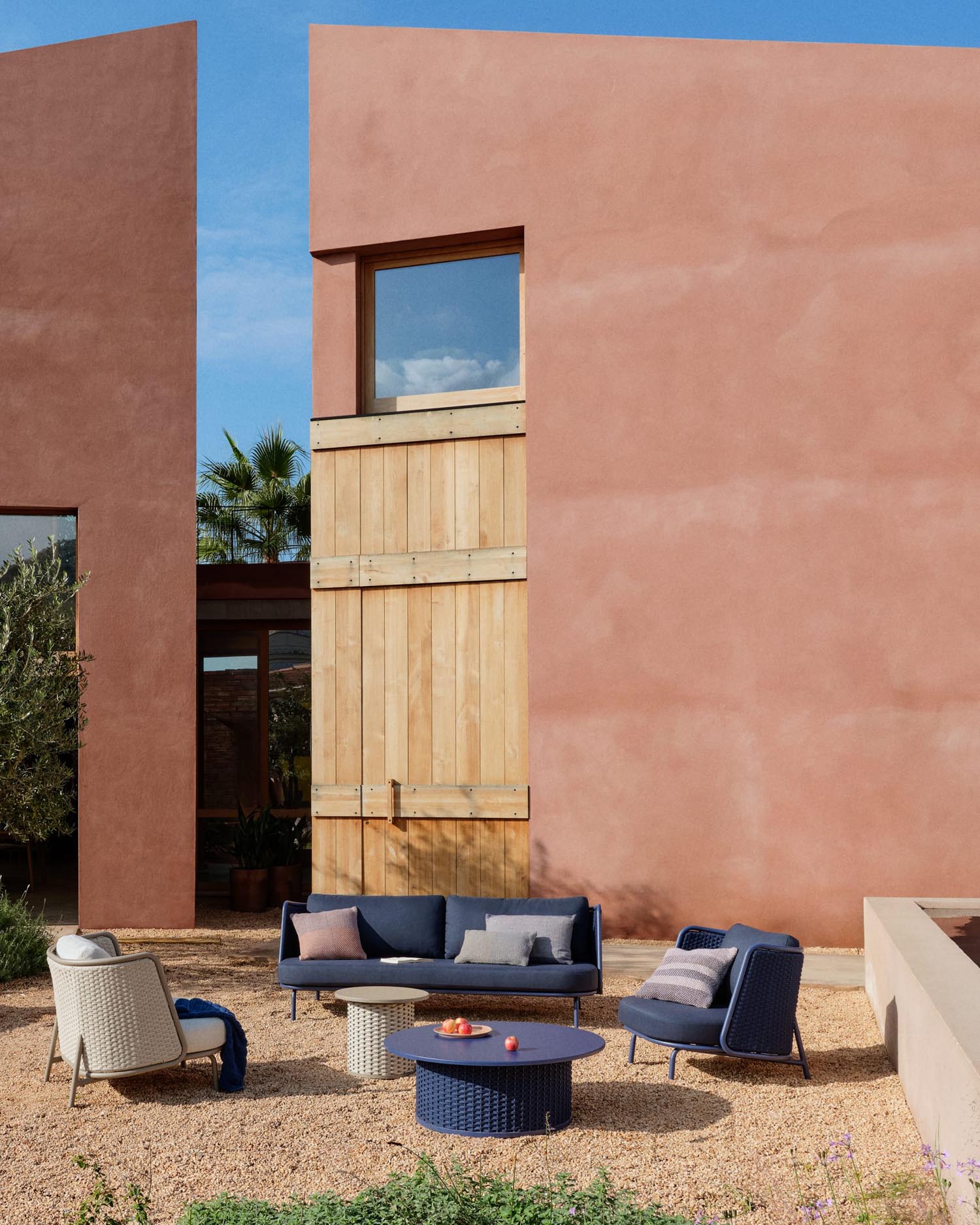Moderner Outdoor-Couchtisch Sedalis, Ø99 cm, aus Aluminium und blauem Seil, ideal für stilvolle Außenbereiche.