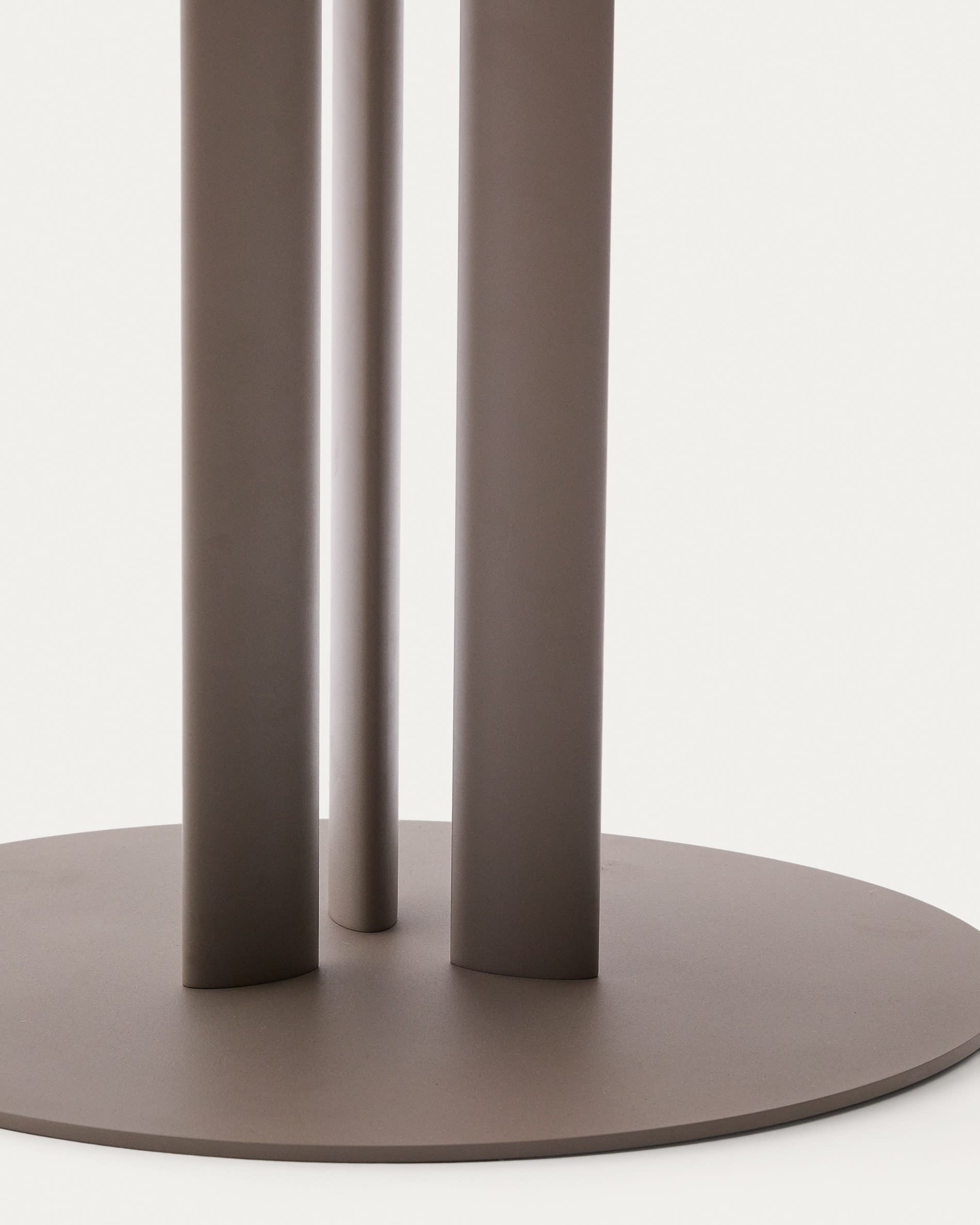 Moderner runder Outdoor-Tisch Sedalis Ø120 cm, taupefarbene Aluminiumplatte, stabiles Stahlgestell, ideal für stilvolle Außenbereiche.