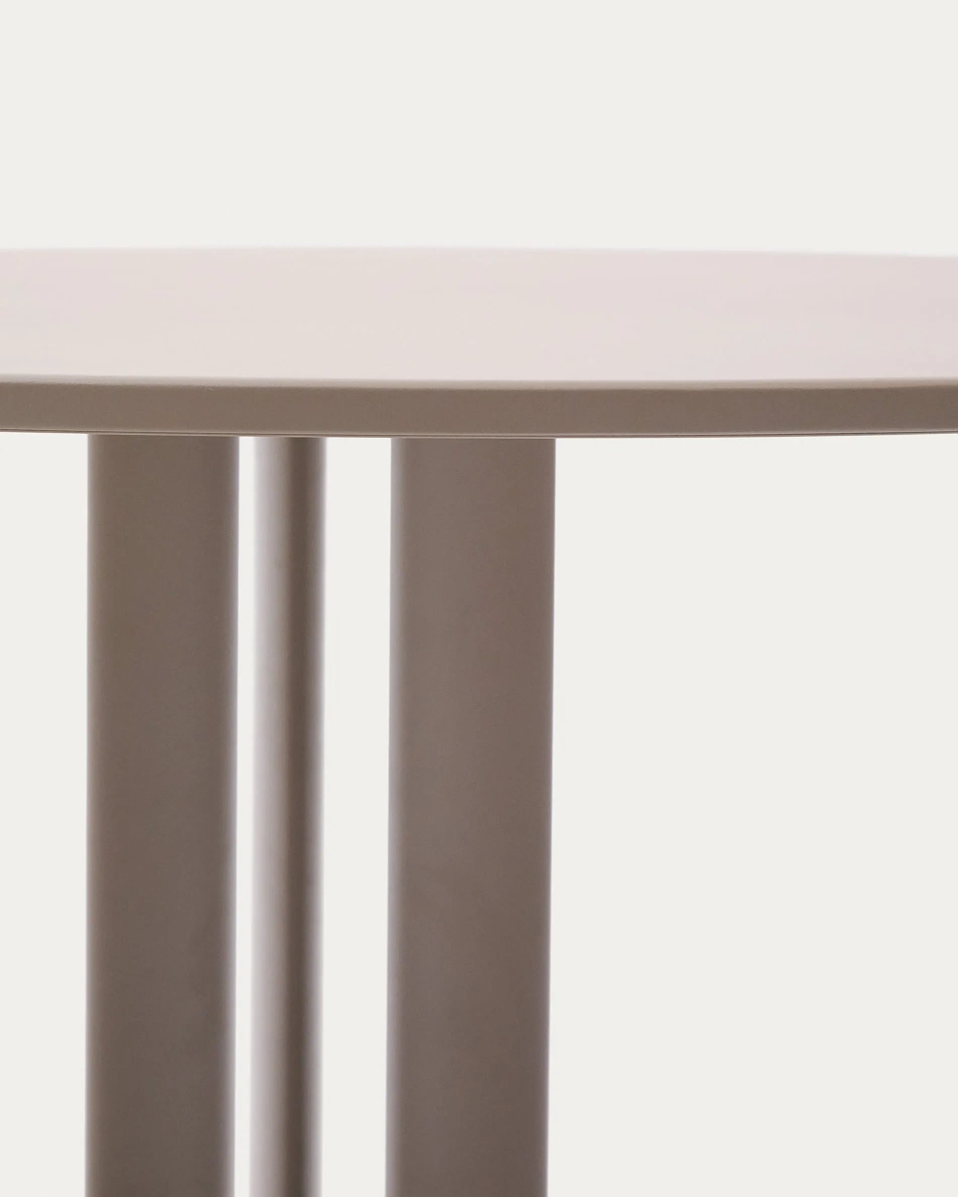 Moderner runder Outdoor-Tisch Sedalis Ø120 cm, taupefarbene Aluminiumplatte, stabiles Stahlgestell, ideal für stilvolle Außenbereiche.
