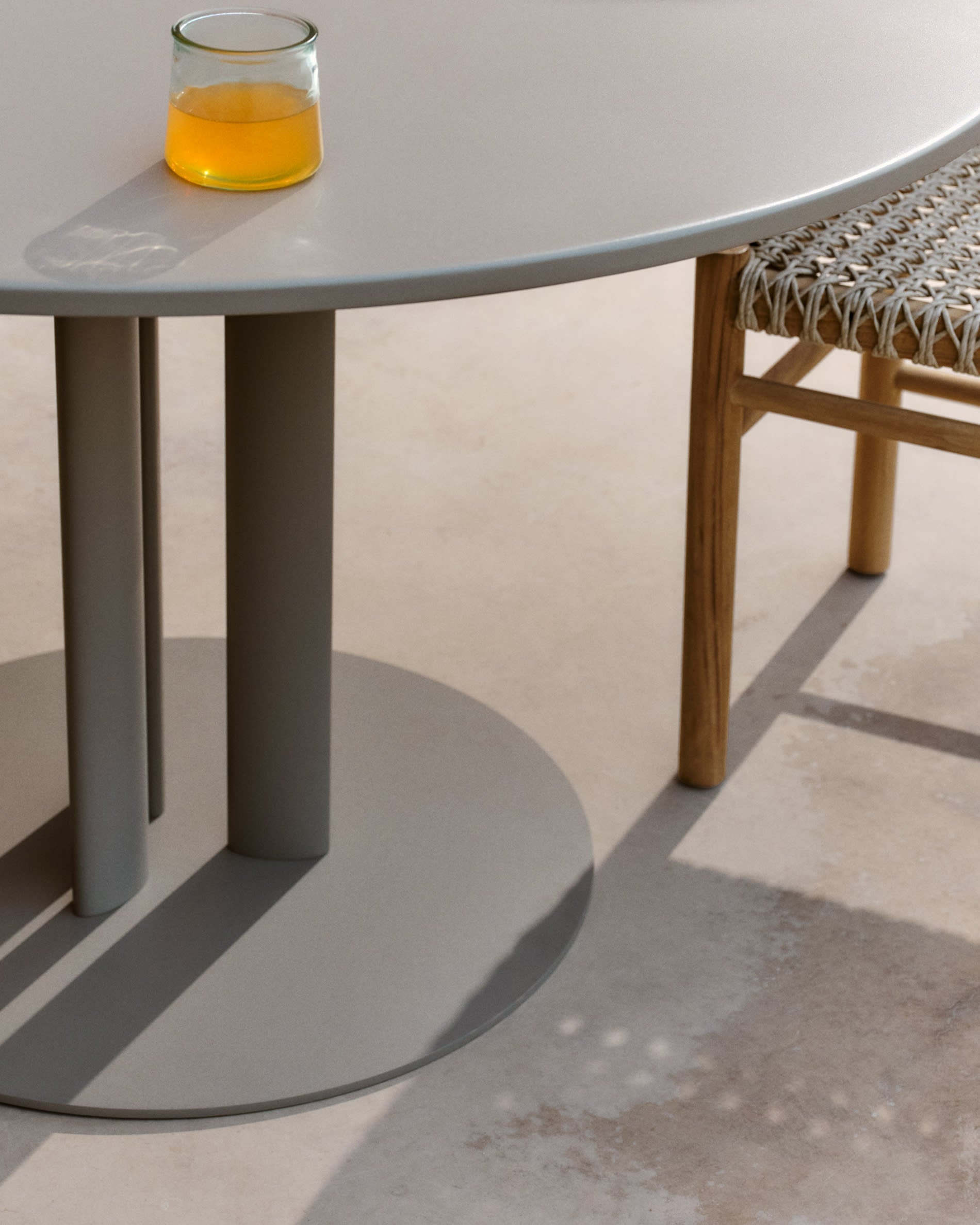 Eleganter Outdoor-Tisch Sedalis: Robuster Stahlrahmen, taupefarbene Aluminiumplatte, Ø120 cm. Perfekt für stilvolle Gartenmomente.