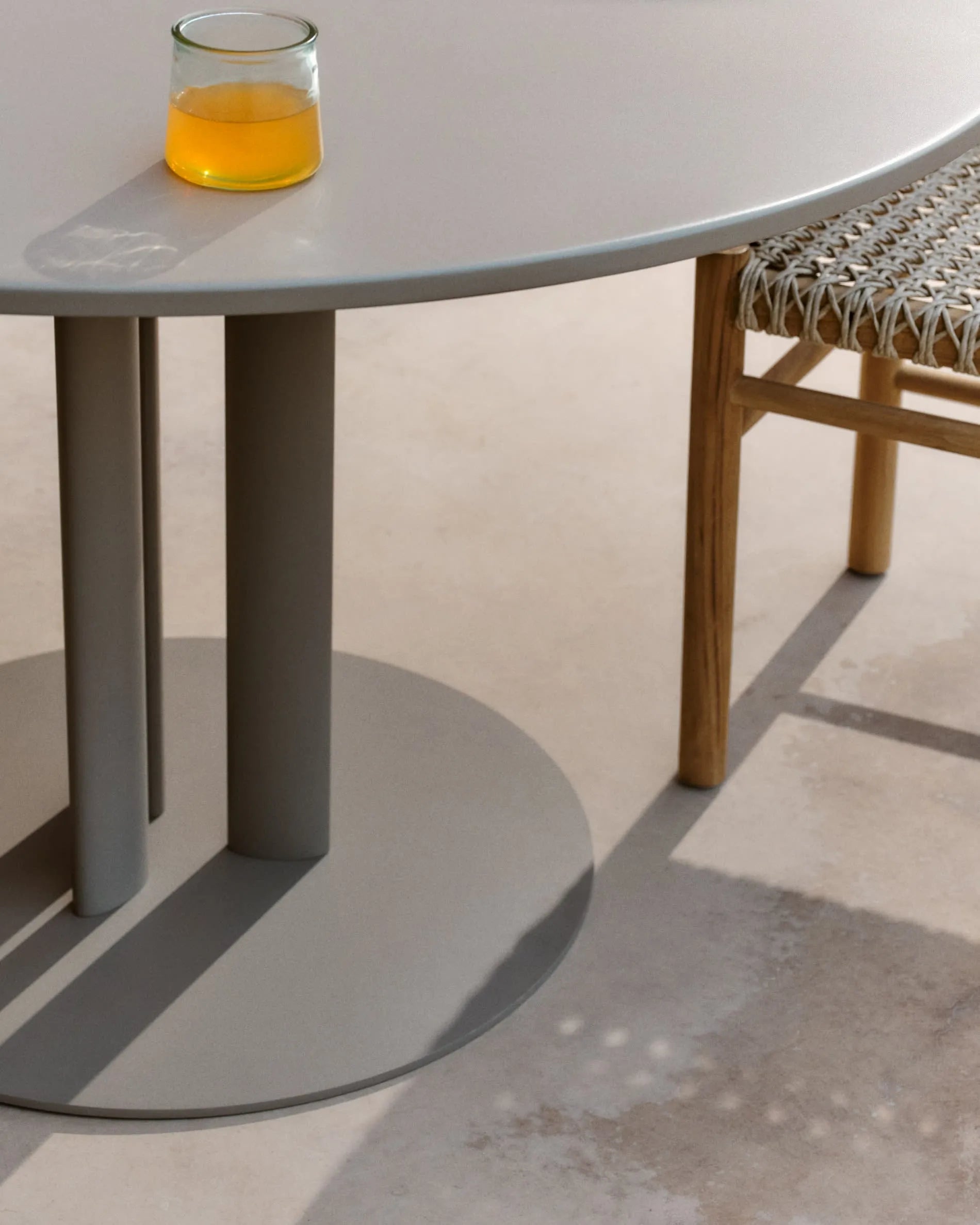Moderner runder Outdoor-Tisch Sedalis, Ø120 cm, mit taupefarbener Aluminiumplatte und Stahlgestell, ideal für stilvolle Außenbereiche.