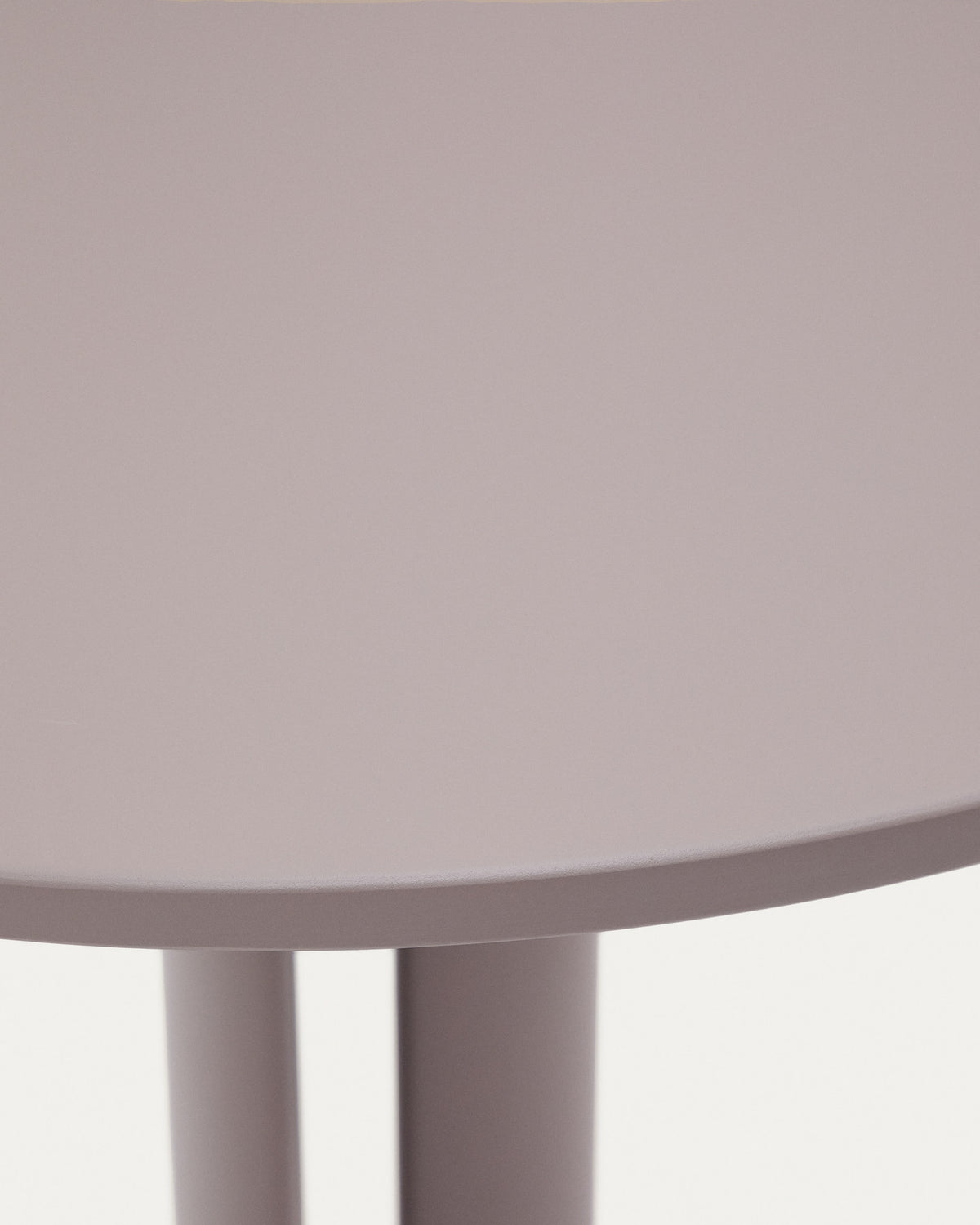 Runder Outdoor-Tisch Sedalis aus Stahl mit taupefarbener Tischplatte aus Aluminium Ø80 cm in Taupe präsentiert im Onlineshop von KAQTU Design AG. Gartentisch ist von Kave Home