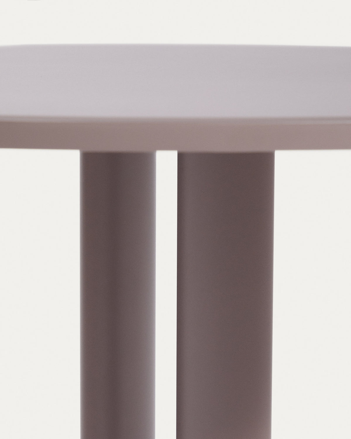 Runder Outdoor-Tisch Sedalis aus Stahl mit taupefarbener Tischplatte aus Aluminium Ø80 cm in Taupe präsentiert im Onlineshop von KAQTU Design AG. Gartentisch ist von Kave Home