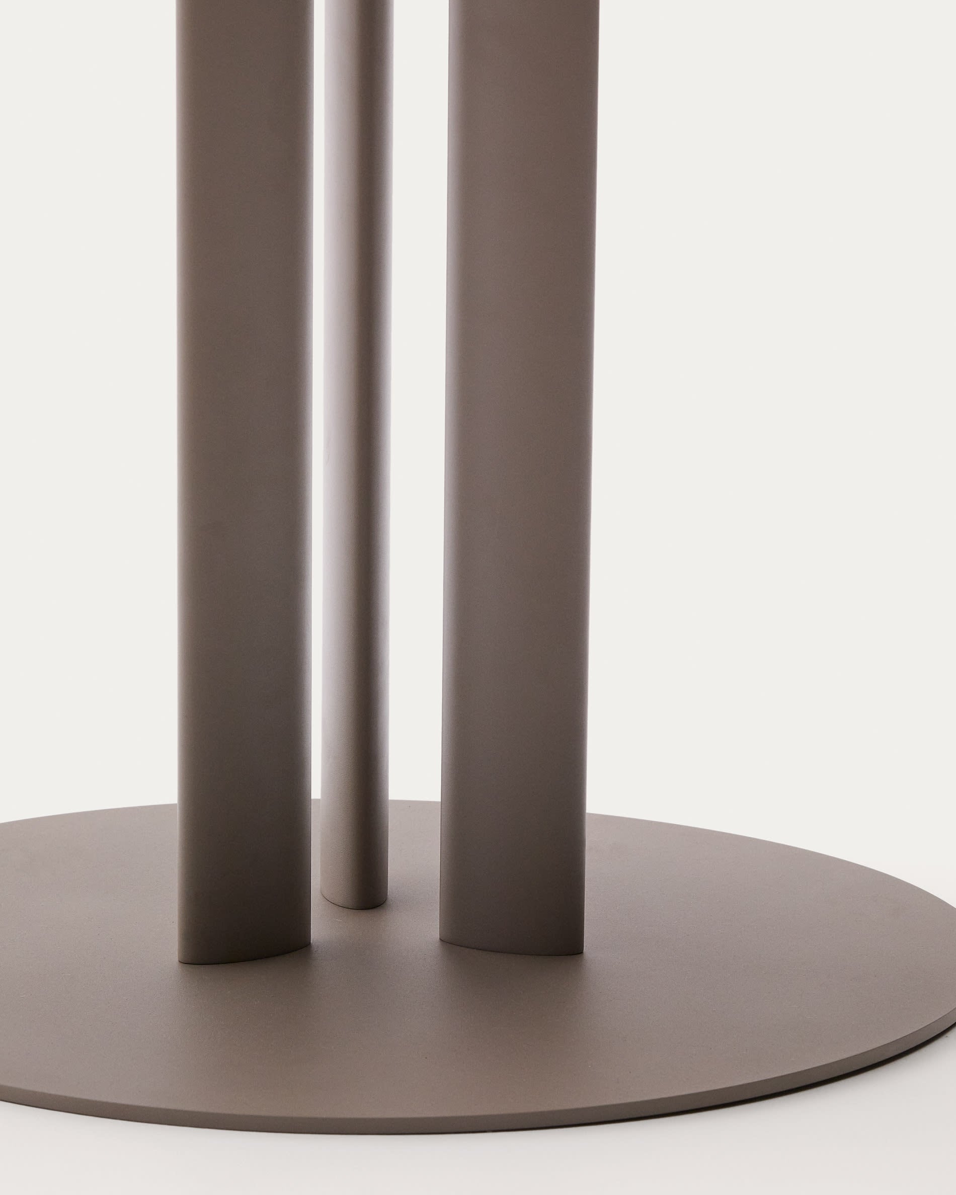 Moderner runder Outdoor-Tisch Sedalis, Ø80 cm, mit taupefarbener Aluminiumplatte und Stahlgestell, ideal für Terrasse und Garten.