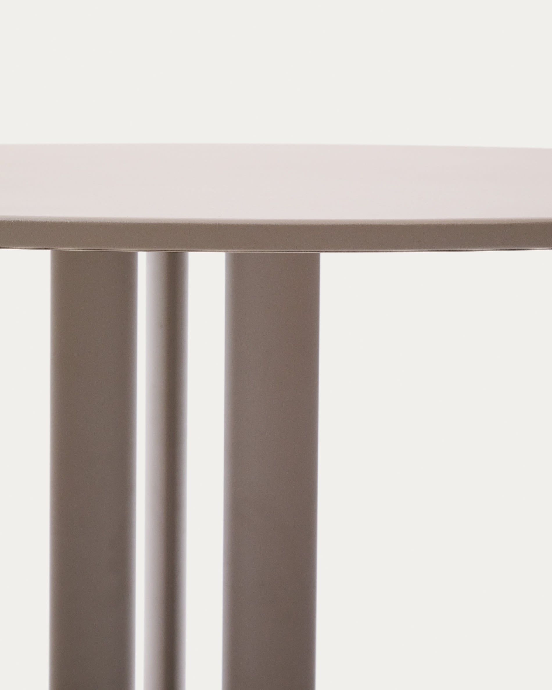 Runder Outdoor-Tisch Sedalis Ø80 cm, taupefarbene Aluminiumplatte, robustes Stahlgestell, perfekt für Garten und Terrasse.
