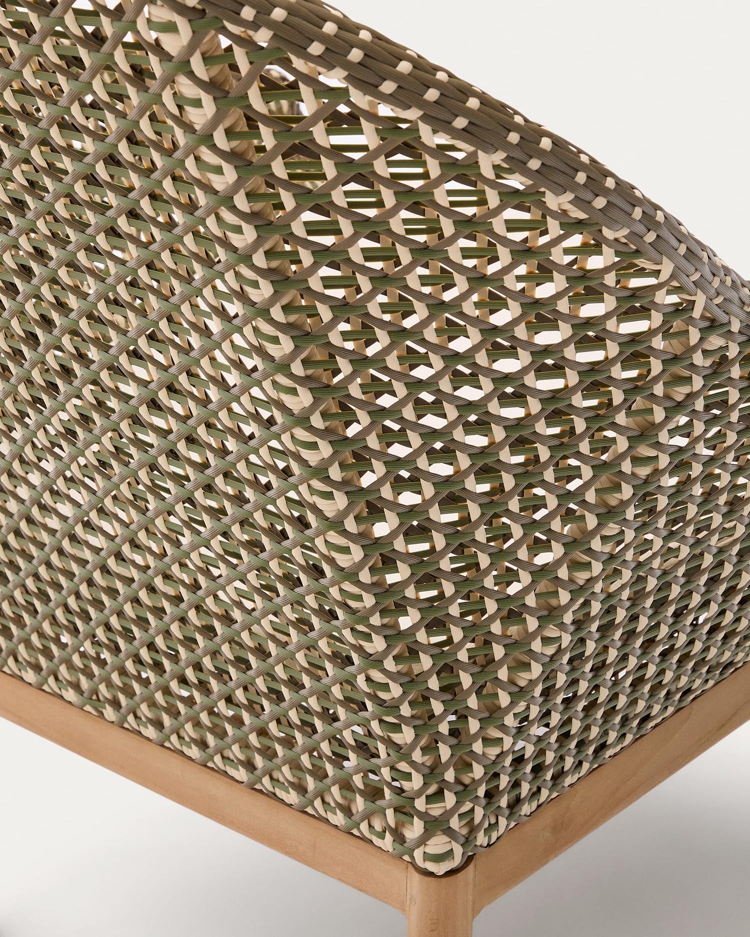 Sessel Olbia: Elegantes Design aus synthetischem Rattan und FSC-Teakholz, hohe Rückenlehne, ideal für stilvollen Komfort.