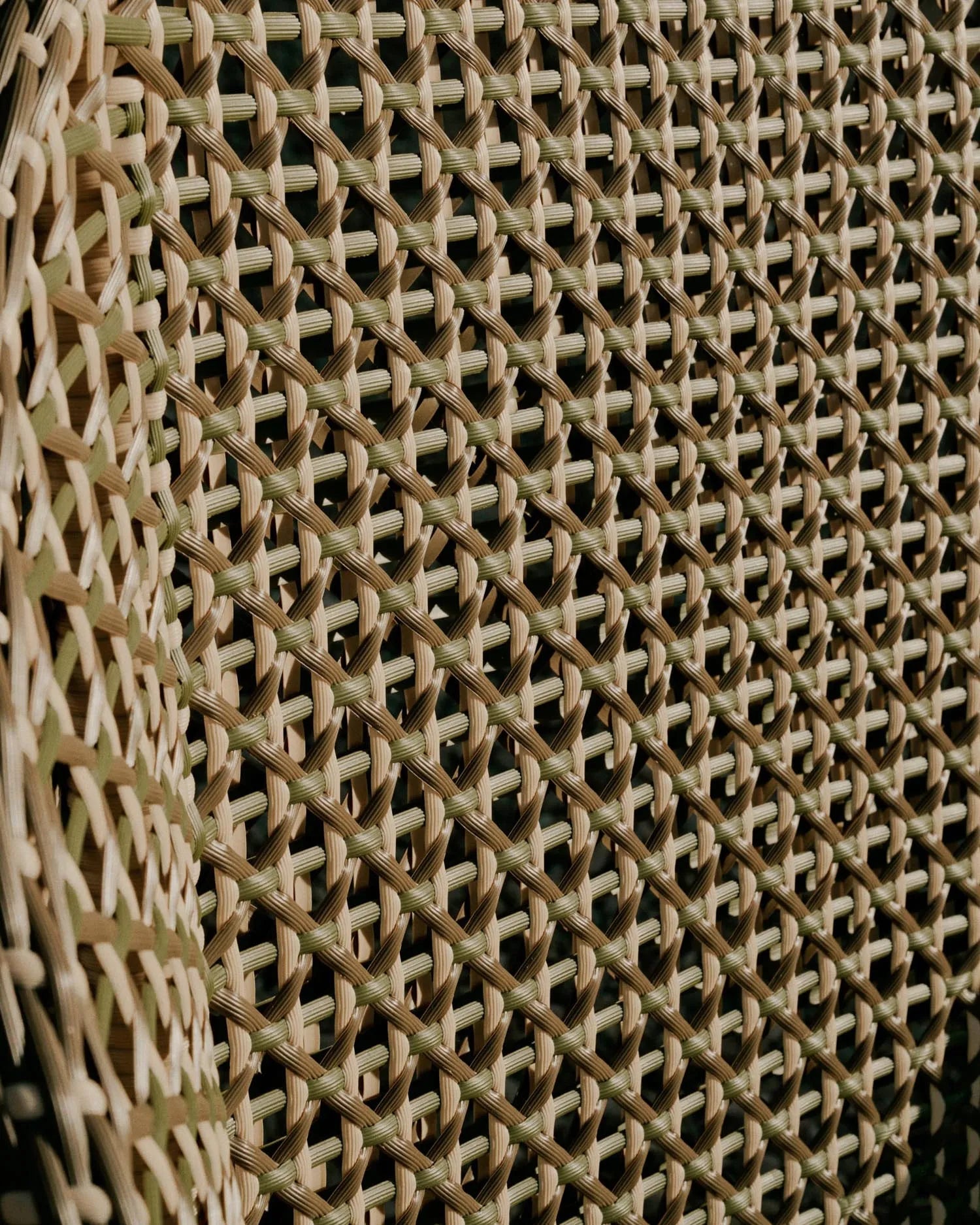Sessel Olbia: Hochwertiges synthetisches Rattan, FSC-Teakholz, hohe Rückenlehne, stilvolles Design, ideal für moderne Wohnräume.