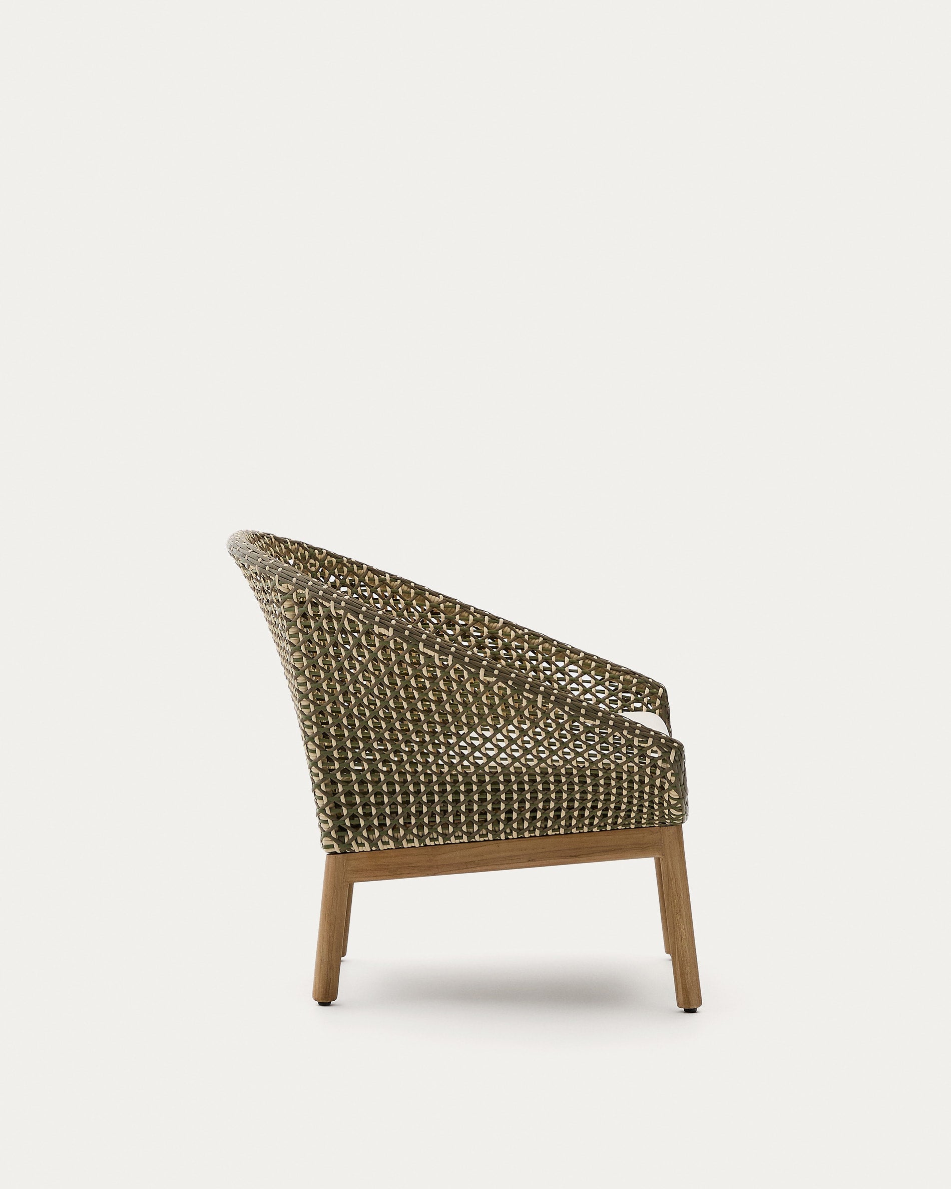 Eleganter Sessel aus synthetischem Rattan und FSC-zertifiziertem Teakholz, perfekt für nachhaltiges und modernes Wohnen.