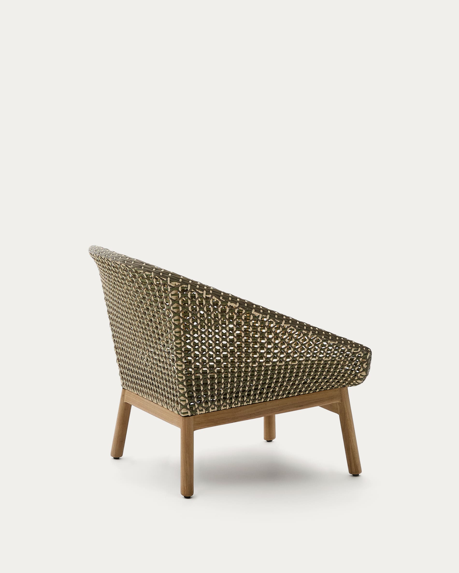 Moderner Sessel aus synthetischem Rattan und FSC-zertifiziertem Teakholz, ideal für stilvolles und umweltbewusstes Wohnen.