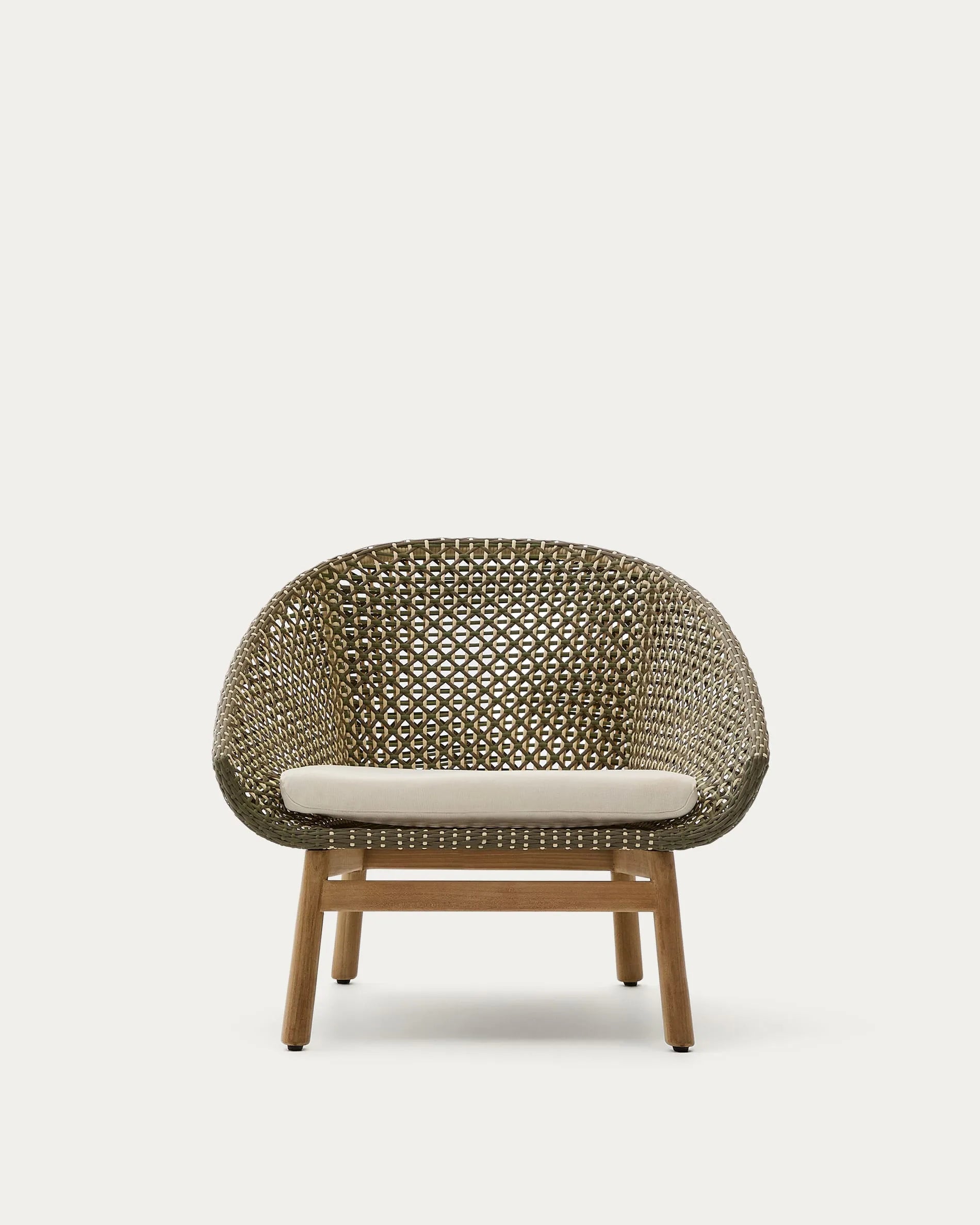 Eleganter Sessel aus synthetischem Rattan und FSC-zertifiziertem Teakholz, perfekt für nachhaltiges und modernes Wohnen.