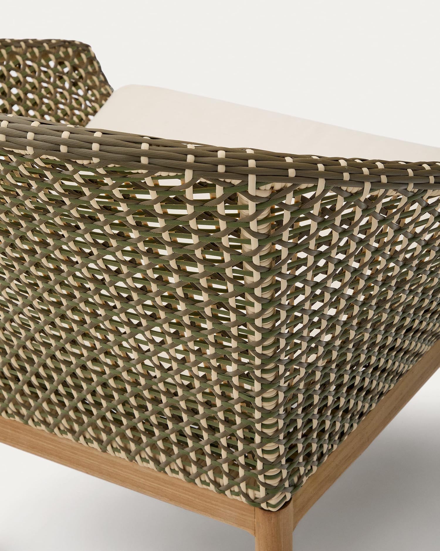 Eleganter Sessel aus synthetischem Rattan und FSC-zertifiziertem Teakholz, perfekt für nachhaltiges und modernes Wohnen.