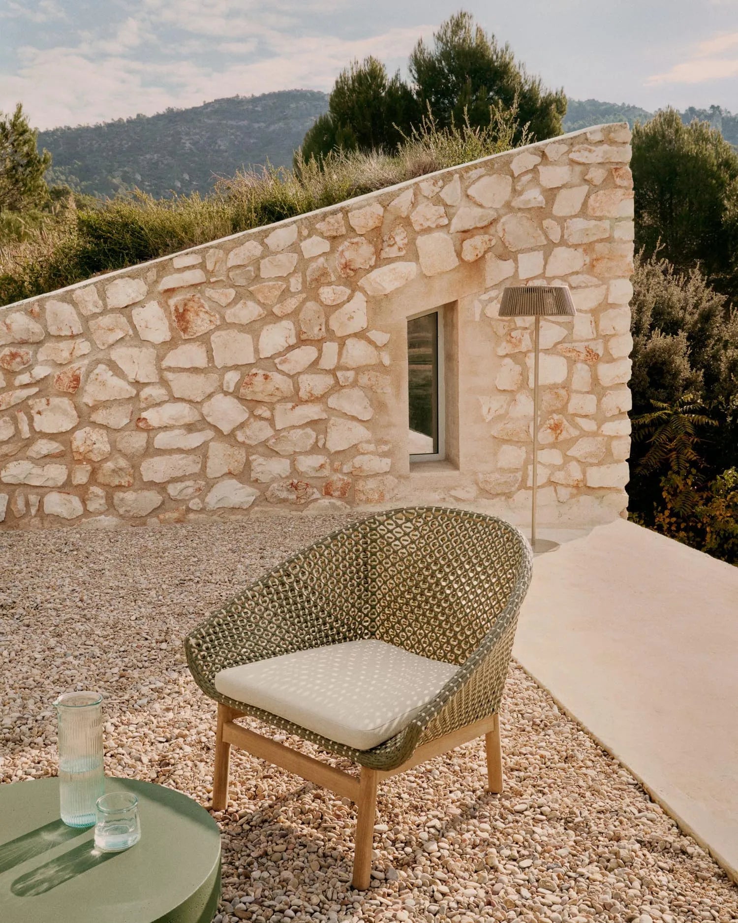 Eleganter Sessel aus synthetischem Rattan und FSC-zertifiziertem Teakholz, perfekt für nachhaltiges und modernes Wohnen.