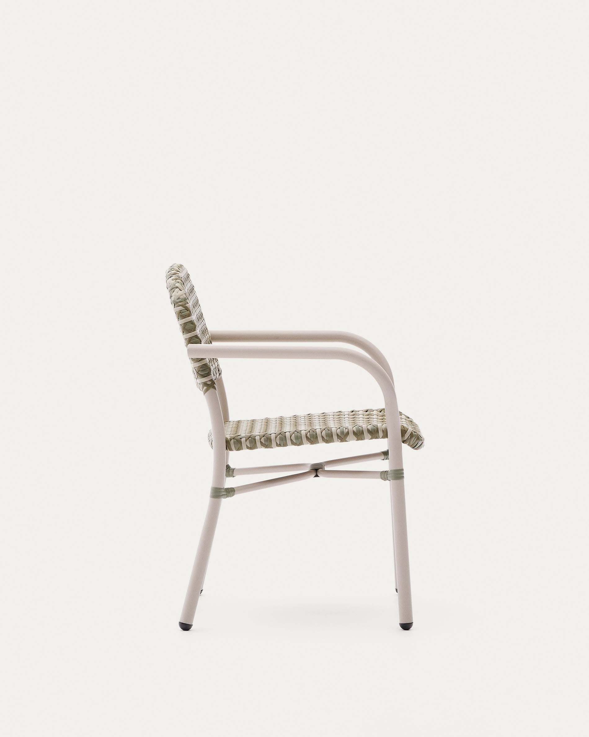 Stapelbarer Stuhl Tuccia aus Aluminium und handgeflochtenem Kunstrattan in Beige und Grün – perfekt für elegante, platzsparende Outdoor-Lösungen.