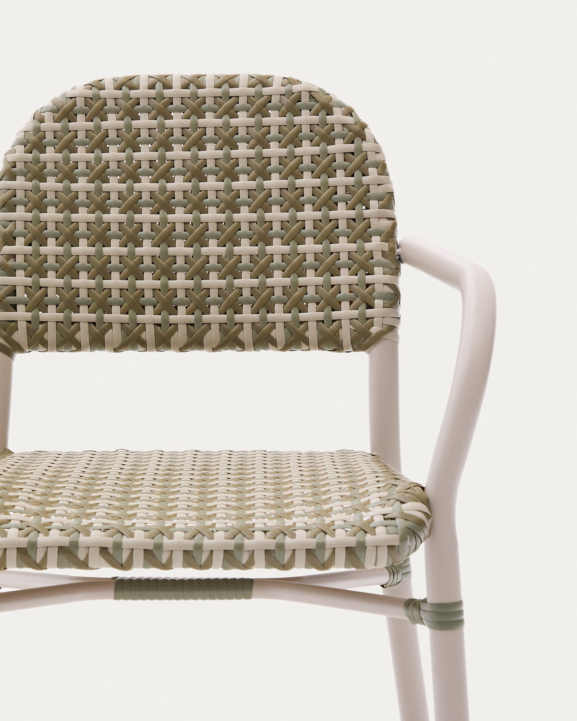 Stapelstuhl Tuccia: Aluminiumrahmen, beige-grünes Kunstrattan, stilvoll, robust, ideal für drinnen und draußen.