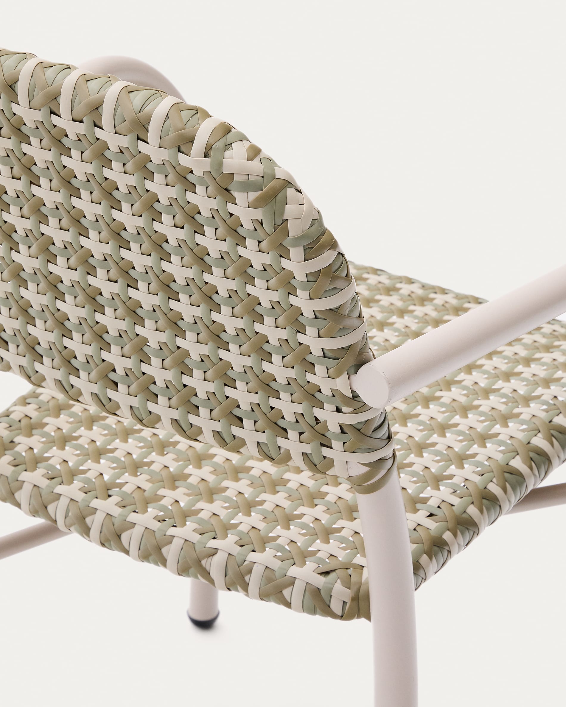 Moderner Tuccia-Stuhl: Aluminiumgestell, beige-grünes Kunstrattan, stapelbar, langlebig, perfekt für Innen- und Außenbereiche.