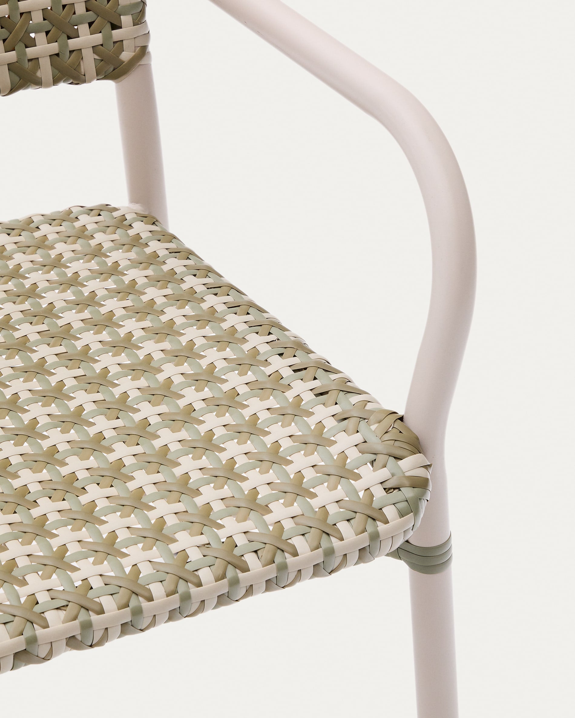 Tuccia-Stuhl: Leichter Aluminiumrahmen, beige-grünes Kunstrattan, stapelbar, modern und vielseitig für Innen- und Außenbereiche.