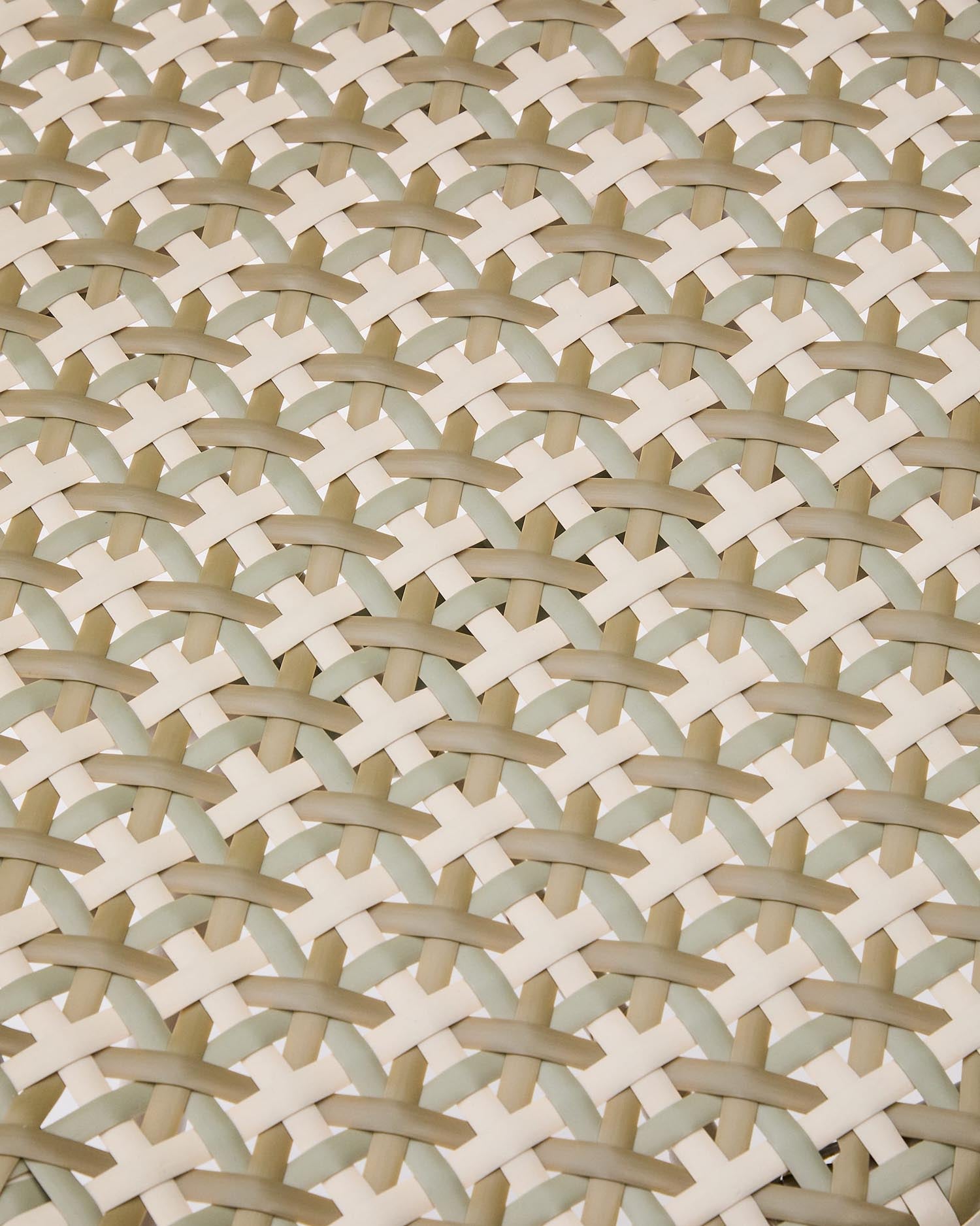Stapelstuhl Tuccia: Aluminiumrahmen, beige-grünes Kunstrattan, leicht, stapelbar, ideal für drinnen und draußen, stilvoll und praktisch.