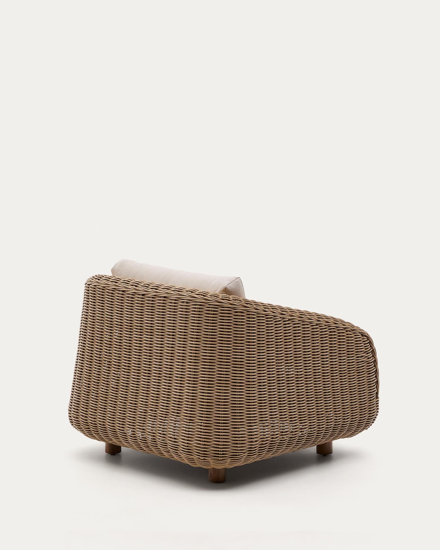 Eleganter Sessel Meria von Kave Home, gefertigt aus hochwertigem synthetischem Material, ideal für modernes Wohnen.
