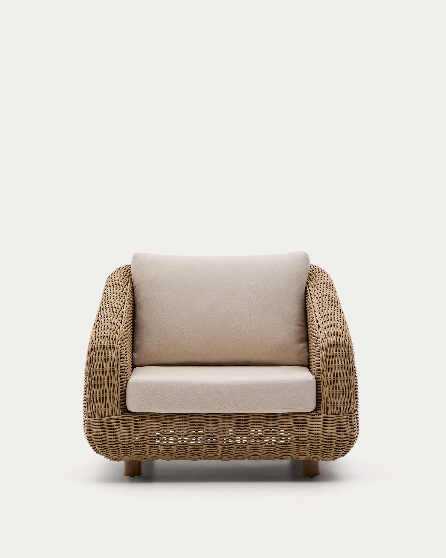 Eleganter Sessel Meria von Kave Home, gefertigt aus hochwertigem synthetischem Material, ideal für moderne Wohnräume.