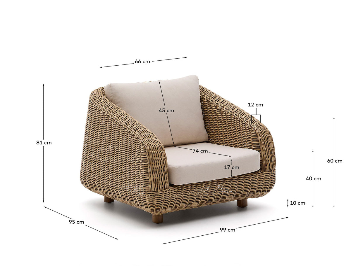 Sessel Meria aus synthetischem Rattan und Beine aus massivem Akazienholz FSC 100% in Hellbraun, Beige, Ecru präsentiert im Onlineshop von KAQTU Design AG. Outdoor-Sessel mit Armlehnen ist von Kave Home