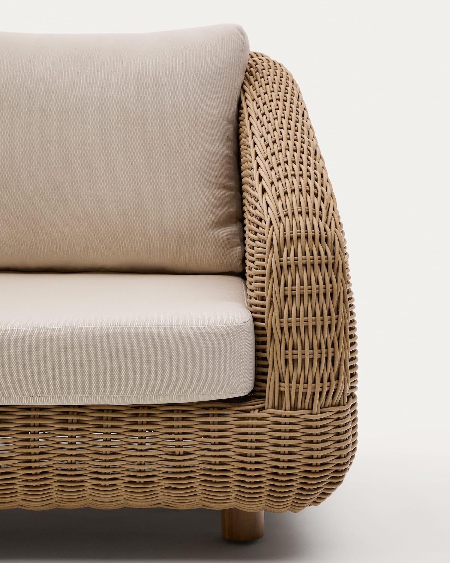 Moderner Sessel Meria von Kave Home, aus langlebigem synthetischem Material, perfekt für stilvolle Wohnbereiche.