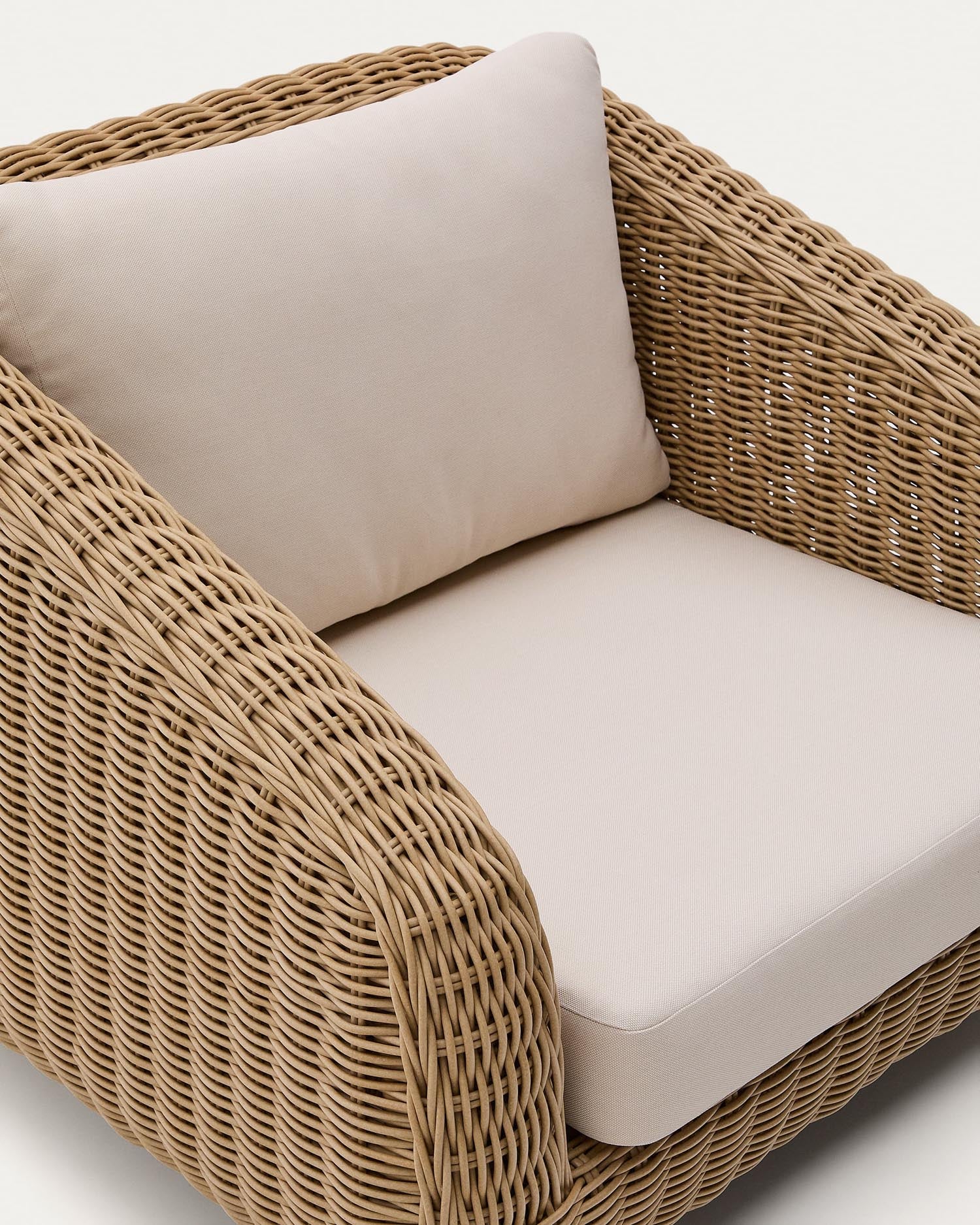 Eleganter Sessel aus synthetischem Rattan, wetterfest und komfortabel, ideal für Terrasse oder Garten.