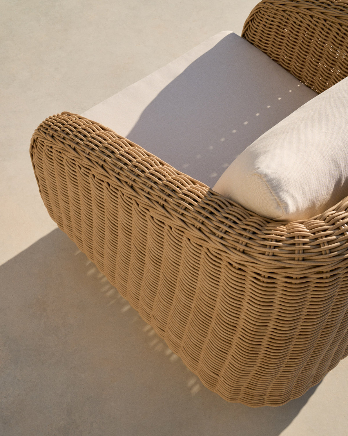 Sessel Meria aus synthetischem Rattan und Beine aus massivem Akazienholz FSC 100% in Hellbraun, Beige, Ecru präsentiert im Onlineshop von KAQTU Design AG. Outdoor-Sessel mit Armlehnen ist von Kave Home