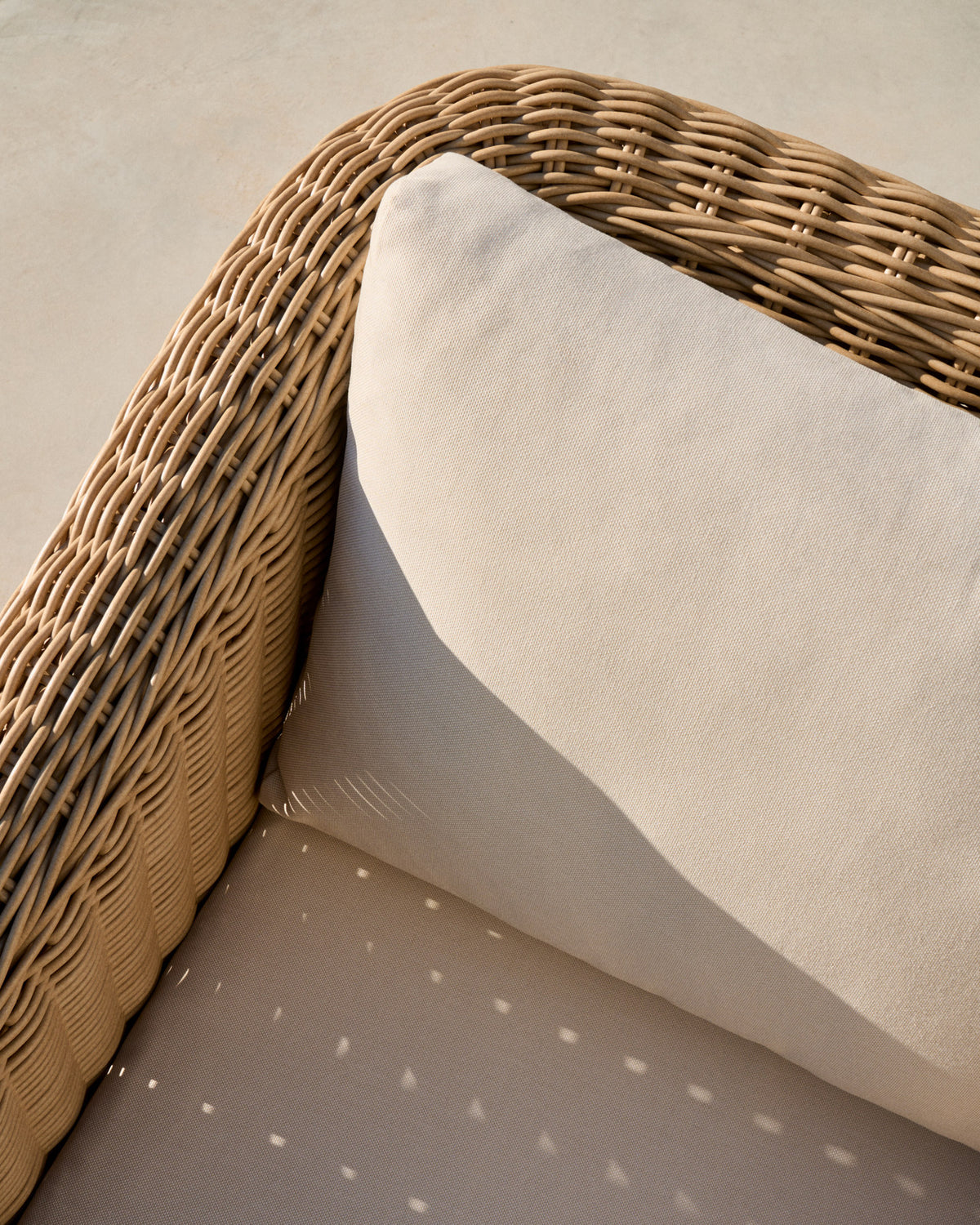Sessel Meria aus synthetischem Rattan und Beine aus massivem Akazienholz FSC 100% in Hellbraun, Beige, Ecru präsentiert im Onlineshop von KAQTU Design AG. Outdoor-Sessel mit Armlehnen ist von Kave Home