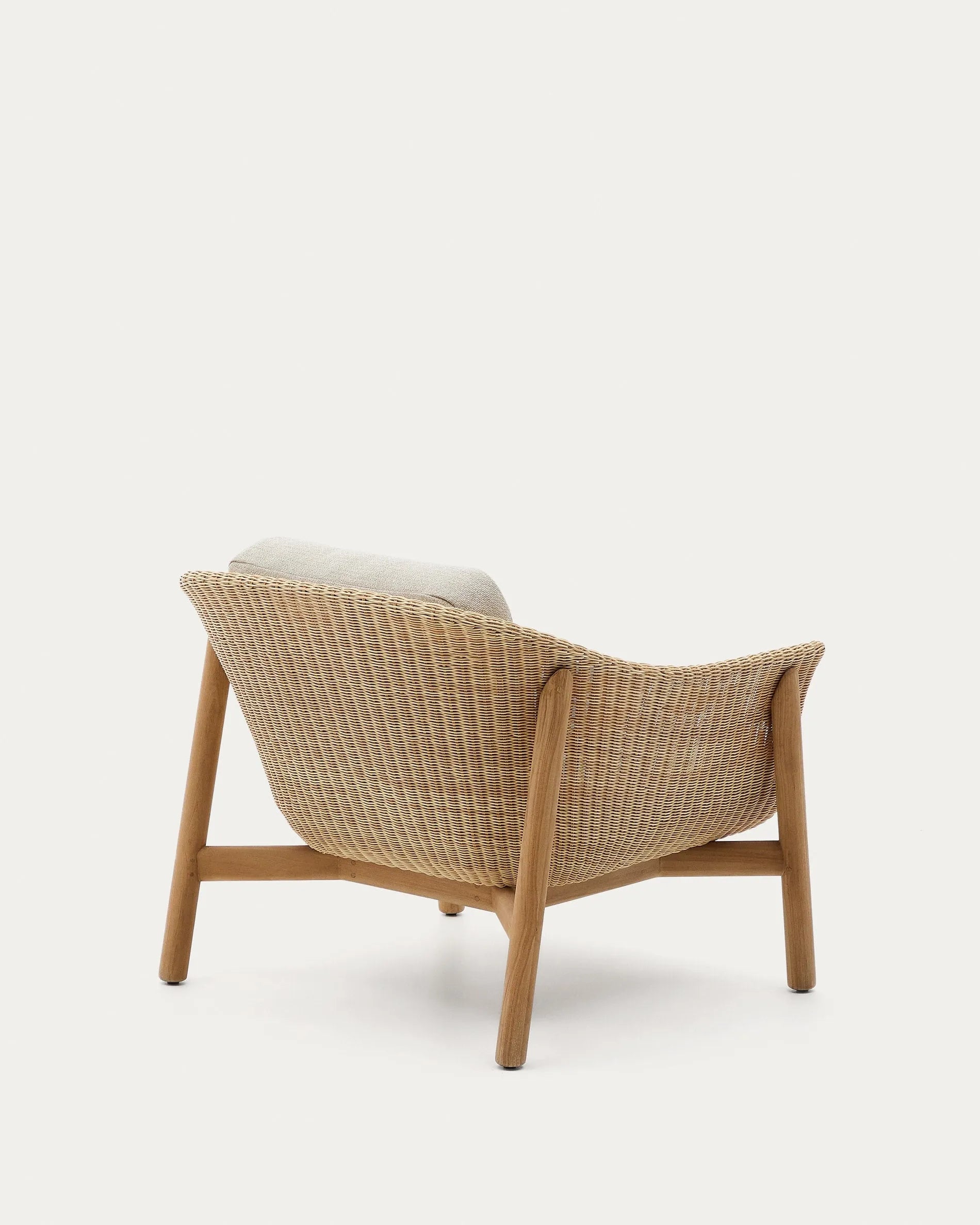 Sessel Galea aus FSC-Teakholz und synthetischem Rattan, vereint Stil und Nachhaltigkeit für moderne Wohnräume.