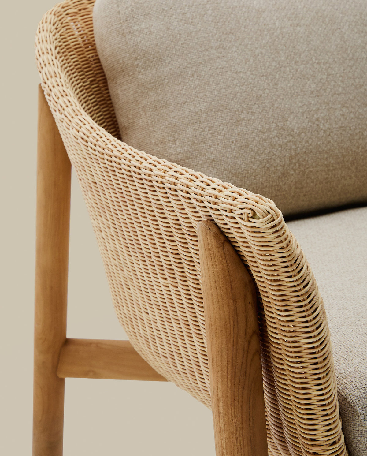 Sessel Galea aus massivem Teakholz und synthetischem Rattan FSC 100% in Beige, Braun präsentiert im Onlineshop von KAQTU Design AG. Outdoor-Sessel mit Armlehnen ist von Kave Home