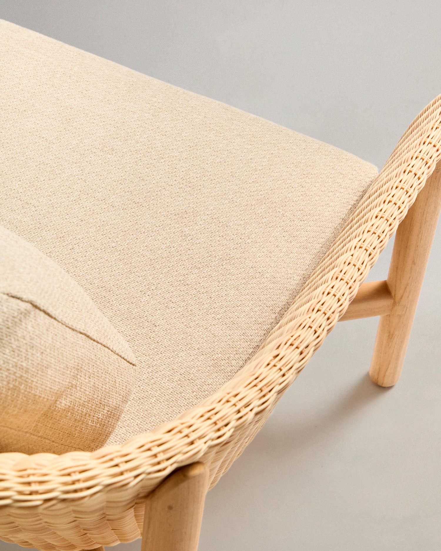 Eleganter Sessel Galea aus FSC-zertifiziertem Teakholz und synthetischem Rattan, ideal für stilvolle und nachhaltige Wohnräume.