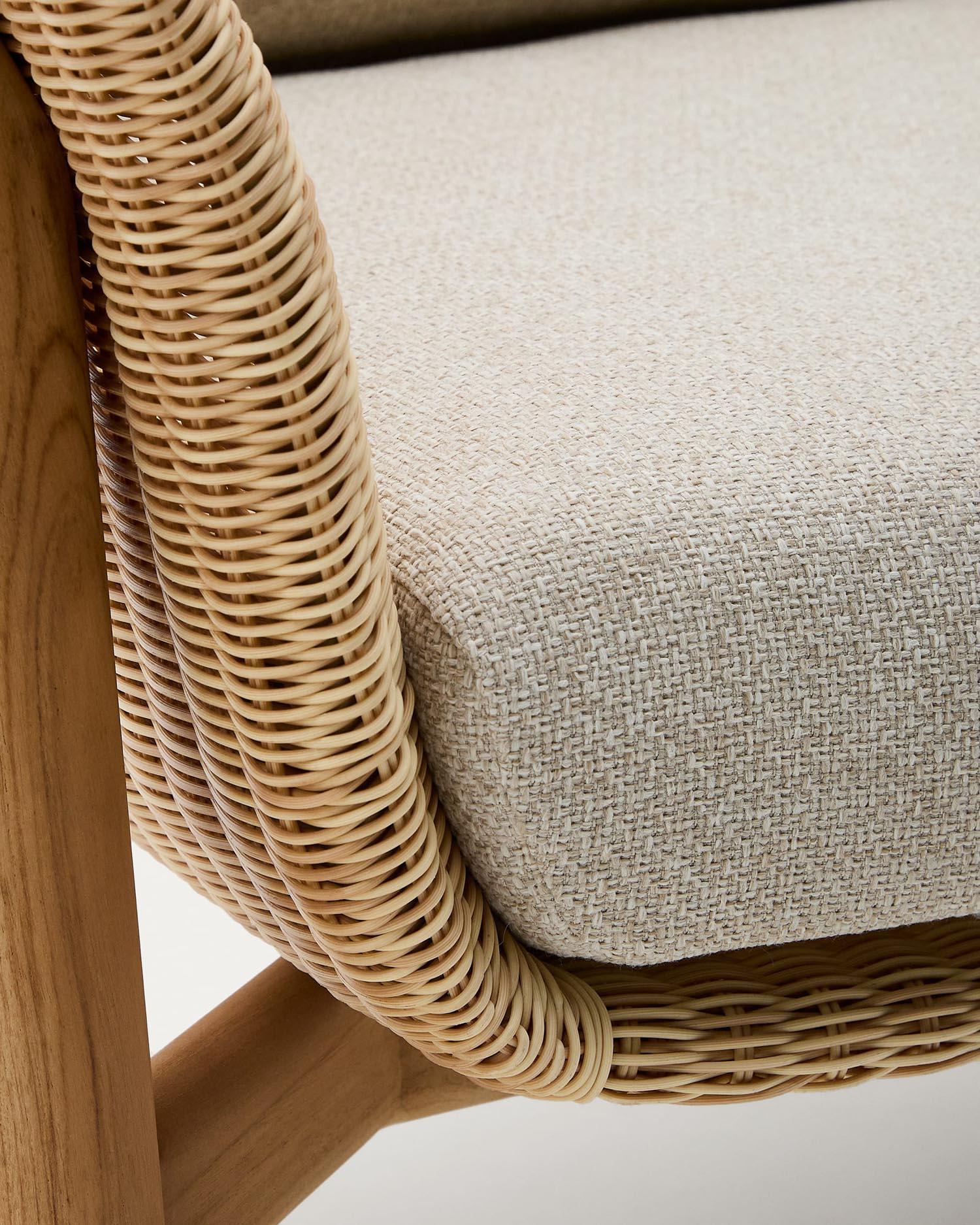 Eleganter Sessel Galea aus FSC-zertifiziertem Teakholz und synthetischem Rattan, ideal für stilvolle und nachhaltige Wohnräume.