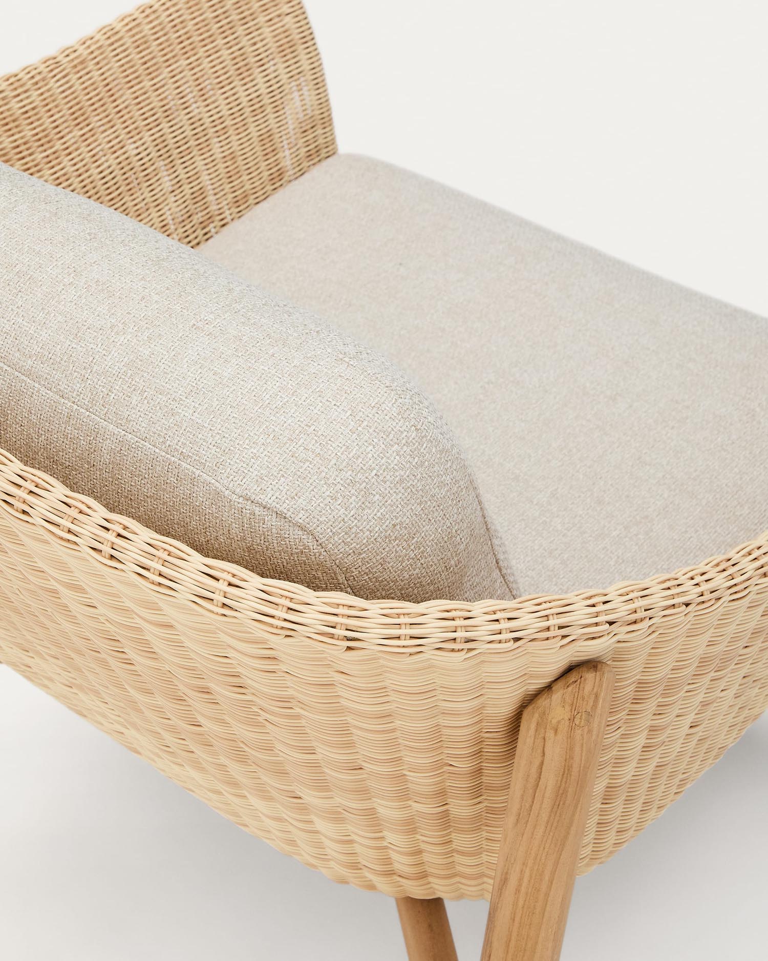 Eleganter Sessel aus Teakholz und synthetischem Rattan, ideal für stilvolle Entspannung im Freien.