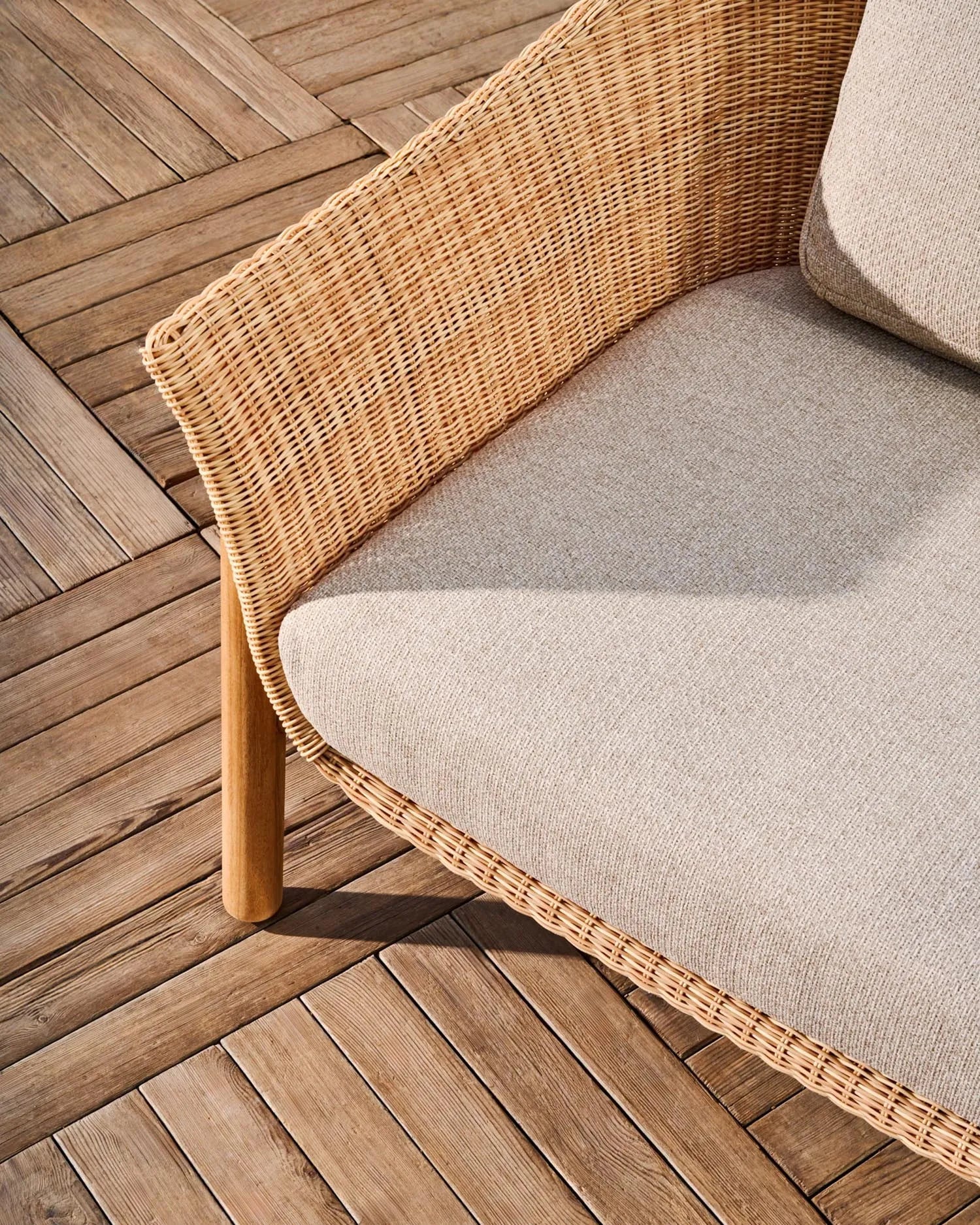 Eleganter Sessel Galea aus FSC-zertifiziertem Teakholz und synthetischem Rattan, ideal für stilvolle und nachhaltige Einrichtung.