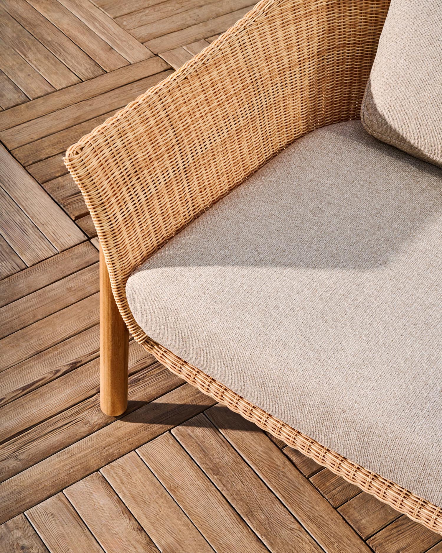 Hochwertiger Sessel Galea aus robustem Teakholz und pflegeleichtem Rattan, perfekt für entspannte Stunden im Freien.