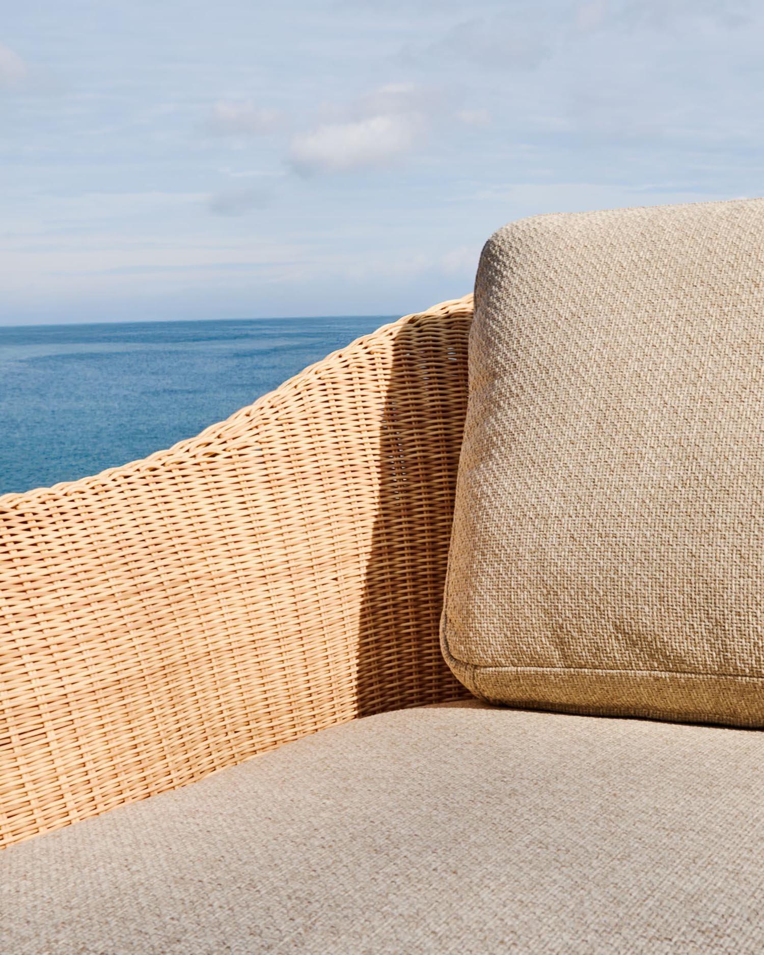 Sessel Galea aus FSC-Teakholz und synthetischem Rattan, vereint Stil und Nachhaltigkeit für Ihre moderne Einrichtung.