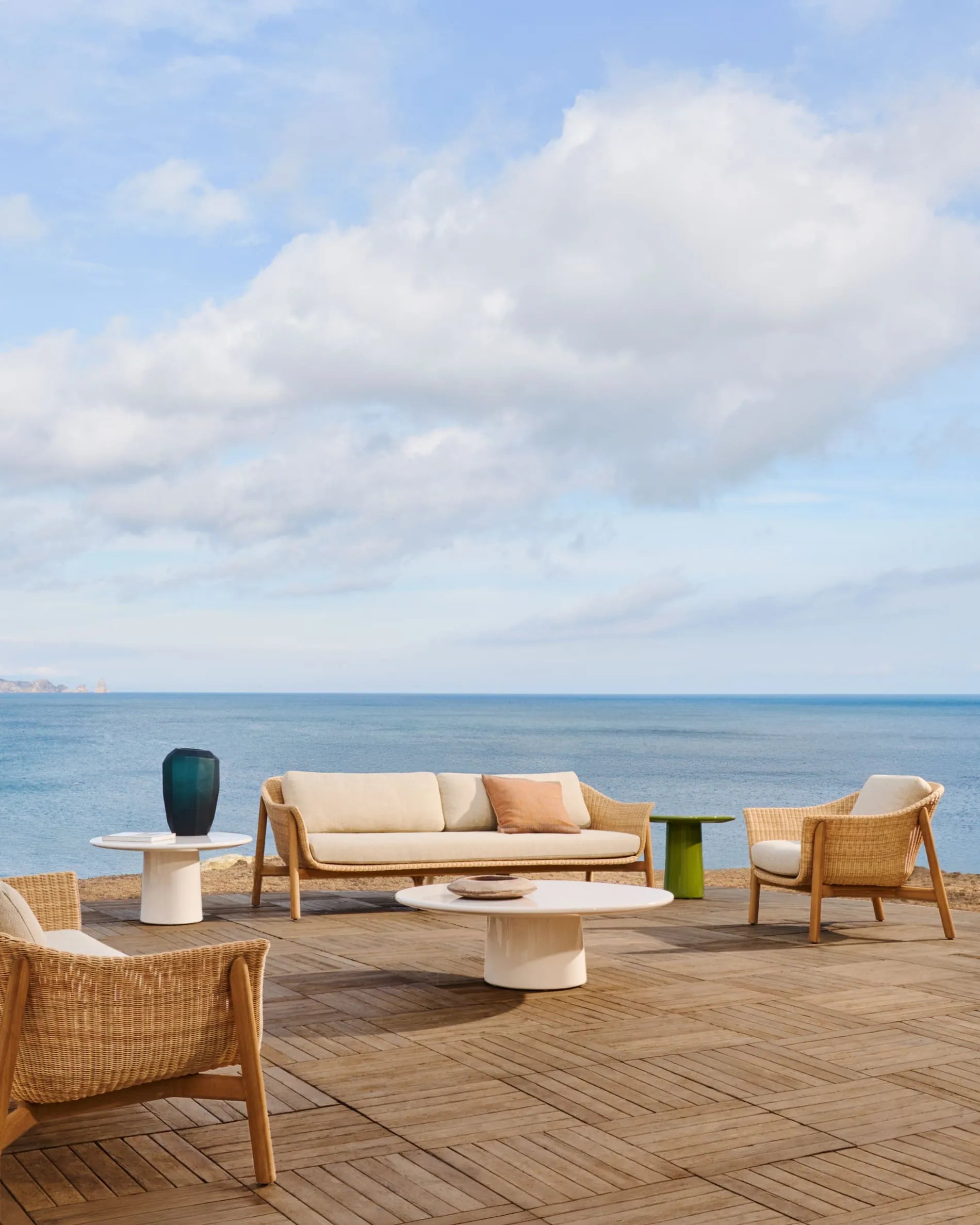 Sessel Galea aus FSC-Teakholz und synthetischem Rattan, vereint Stil und Nachhaltigkeit für moderne Wohnräume.